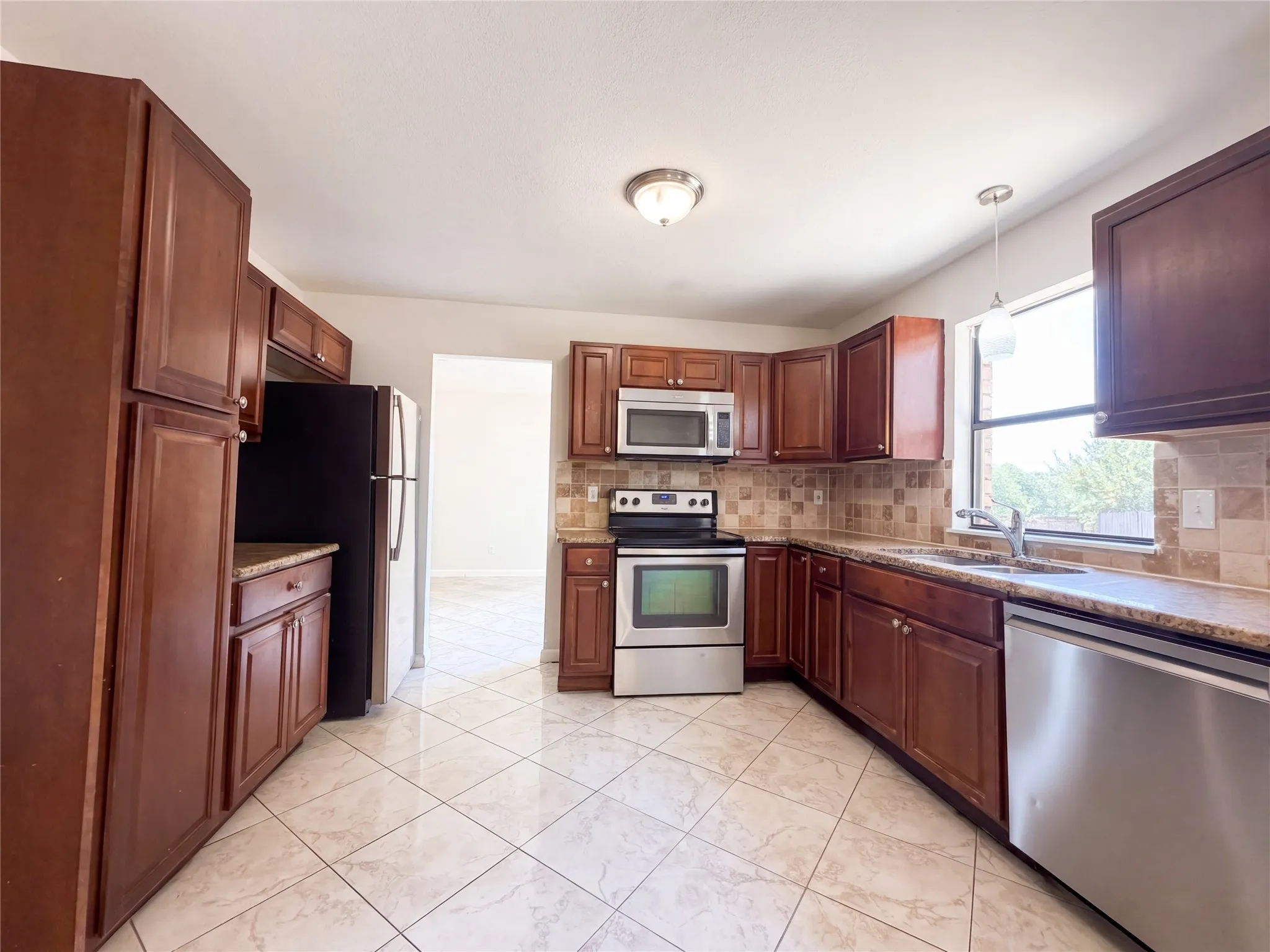 Single Family Residence For Sale in Tarrant County , 4622 Covington Court, Grand Prairie, Texas 75052, 4 Bedroom, 3 Bathroom, 2 Garage spaces, 2,260 Sqft, built in 1984, mls#21396842, Real Estate Agent in Grand Prairie, Homes For Sale in Tarrant county, Homes For Sale in Grand Prairie, Realtor in Grand Prairie Texas, Real Estate Brokerage Independent Realty Texas, Luminita Cordes Realtor