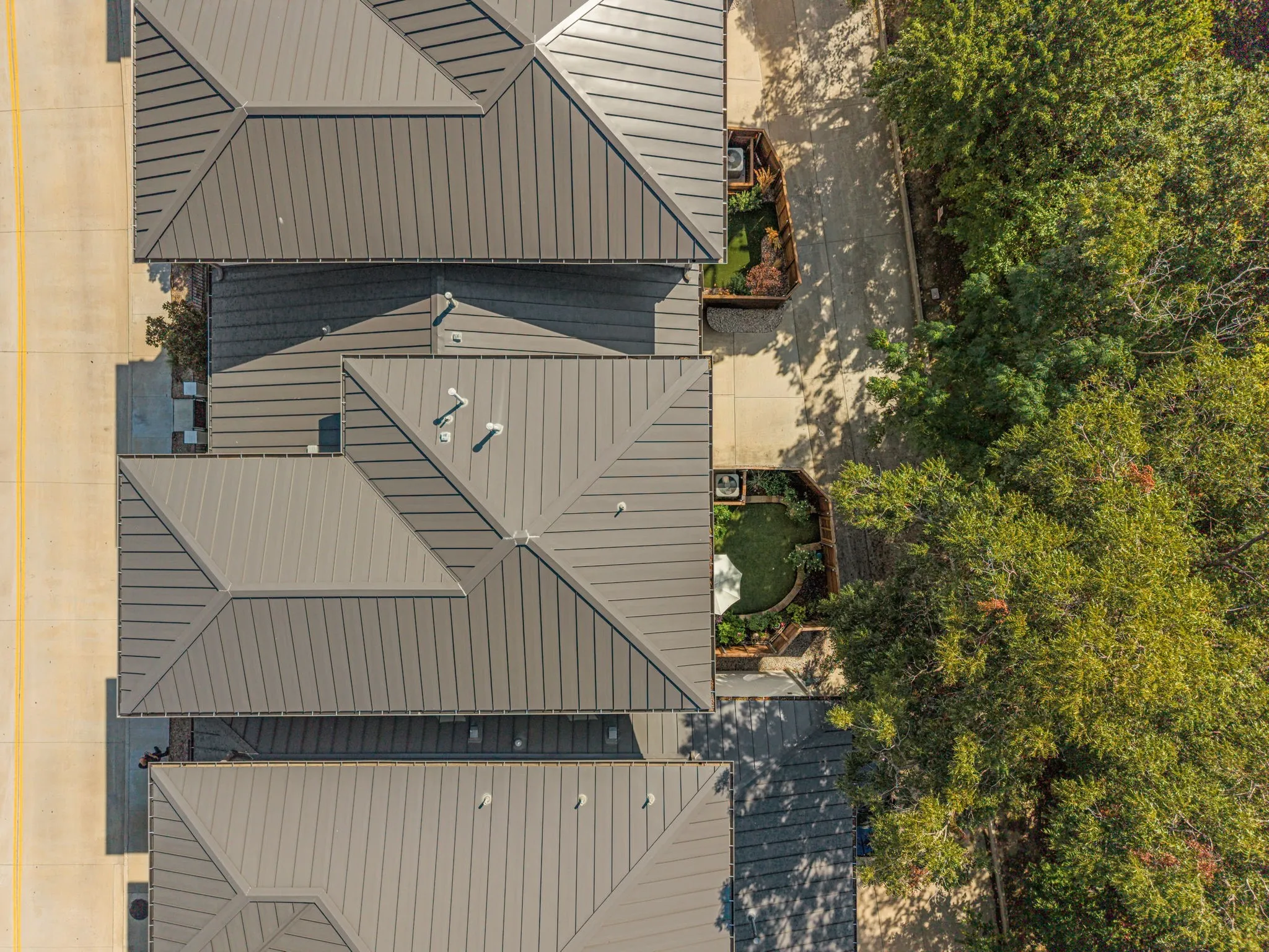 Single Family Residence For Sale in Tarrant County , 4153 Watercourse Drive, Fort Worth, Texas 76109, 3 Bedroom, 4 Bathroom, 2 Garage spaces, 2,949 Sqft, built in 2020, mls#21398858, Real Estate Agent in Fort Worth, Homes For Sale in Tarrant county, Homes For Sale in Fort Worth, Realtor in Fort Worth Texas, Real Estate Brokerage Independent Realty Texas, Luminita Cordes Realtor