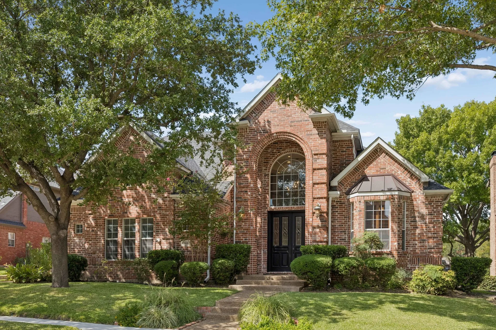 Welcome to 1106 Hill Creek Drive in beautiful Stonebrige Ranch.