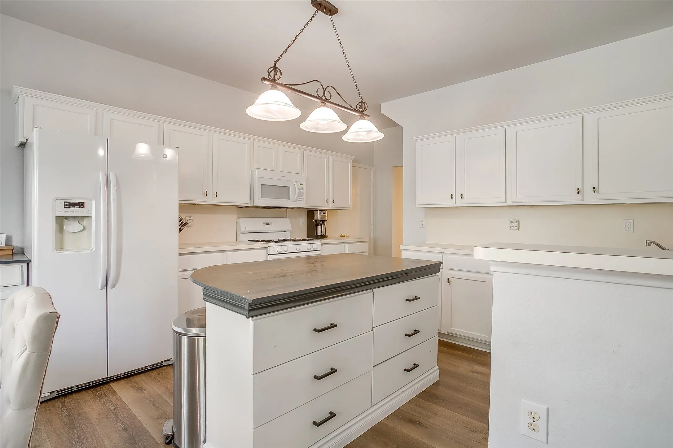Single Family Residence For Sale in Tarrant County , 2110 Rustic Ridge Drive, Keller, Texas 76248, 4 Bedroom, 3 Bathroom, 2 Garage spaces, 2,378 Sqft, built in 1998, mls#21399144, Real Estate Agent in Keller, Homes For Sale in Tarrant county, Homes For Sale in Keller, Realtor in Keller Texas, Real Estate Brokerage Independent Realty Texas, Luminita Cordes Realtor