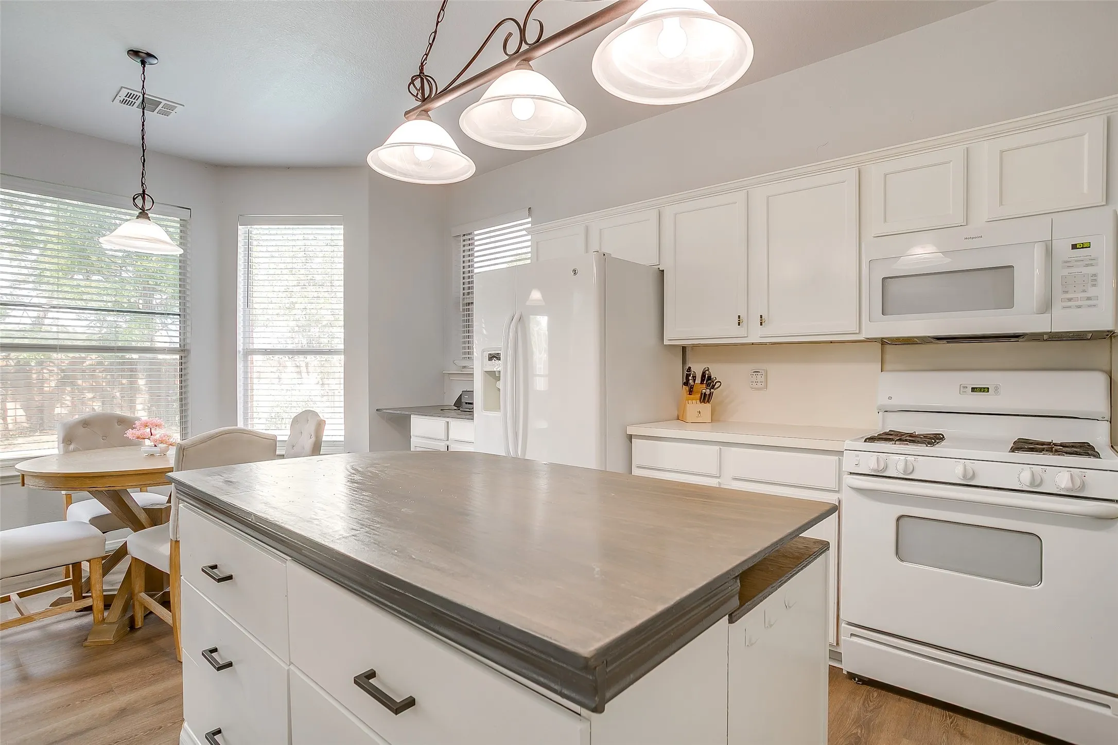 Single Family Residence For Sale in Tarrant County , 2110 Rustic Ridge Drive, Keller, Texas 76248, 4 Bedroom, 3 Bathroom, 2 Garage spaces, 2,378 Sqft, built in 1998, mls#21399144, Real Estate Agent in Keller, Homes For Sale in Tarrant county, Homes For Sale in Keller, Realtor in Keller Texas, Real Estate Brokerage Independent Realty Texas, Luminita Cordes Realtor