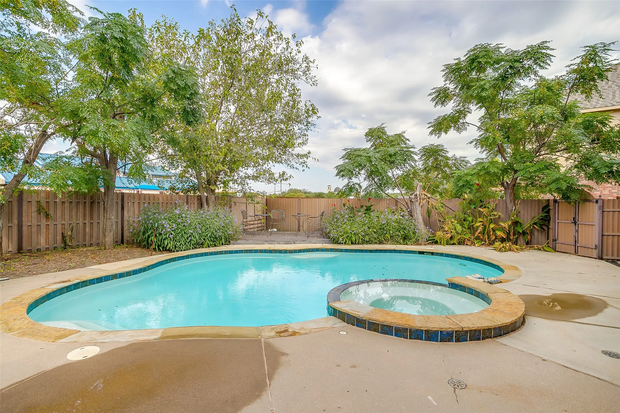 Single Family Residence For Sale in Tarrant County , 2110 Rustic Ridge Drive, Keller, Texas 76248, 4 Bedroom, 3 Bathroom, 2 Garage spaces, 2,378 Sqft, built in 1998, mls#21399144, Real Estate Agent in Keller, Homes For Sale in Tarrant county, Homes For Sale in Keller, Realtor in Keller Texas, Real Estate Brokerage Independent Realty Texas, Luminita Cordes Realtor