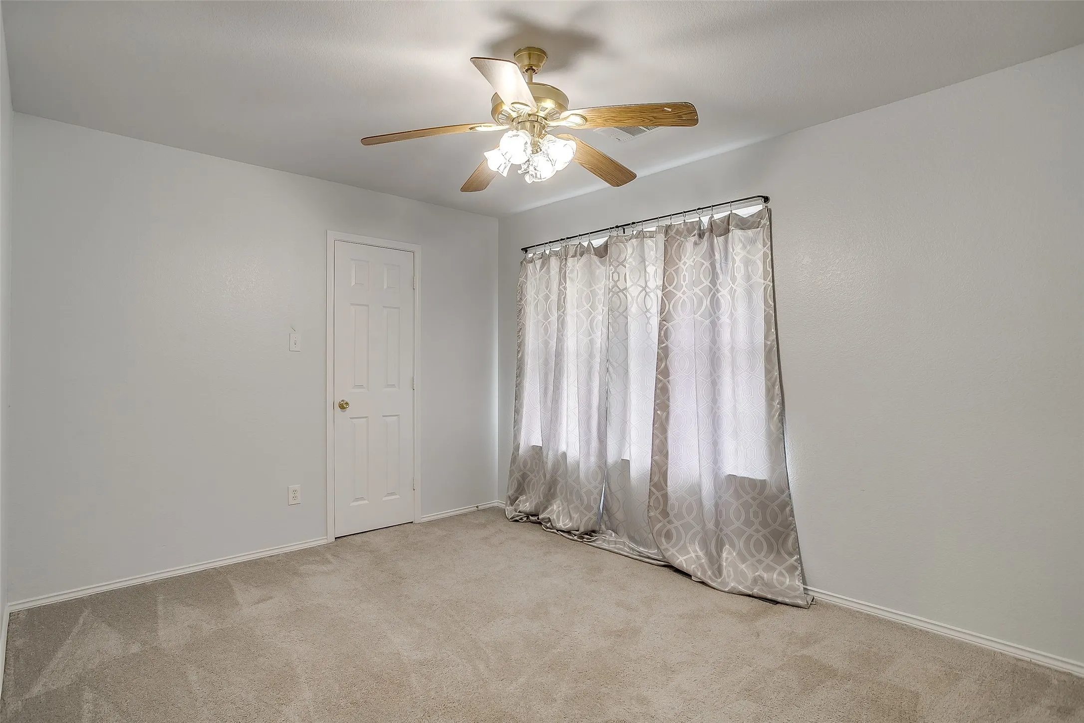 Single Family Residence For Sale in Tarrant County , 2110 Rustic Ridge Drive, Keller, Texas 76248, 4 Bedroom, 3 Bathroom, 2 Garage spaces, 2,378 Sqft, built in 1998, mls#21399144, Real Estate Agent in Keller, Homes For Sale in Tarrant county, Homes For Sale in Keller, Realtor in Keller Texas, Real Estate Brokerage Independent Realty Texas, Luminita Cordes Realtor