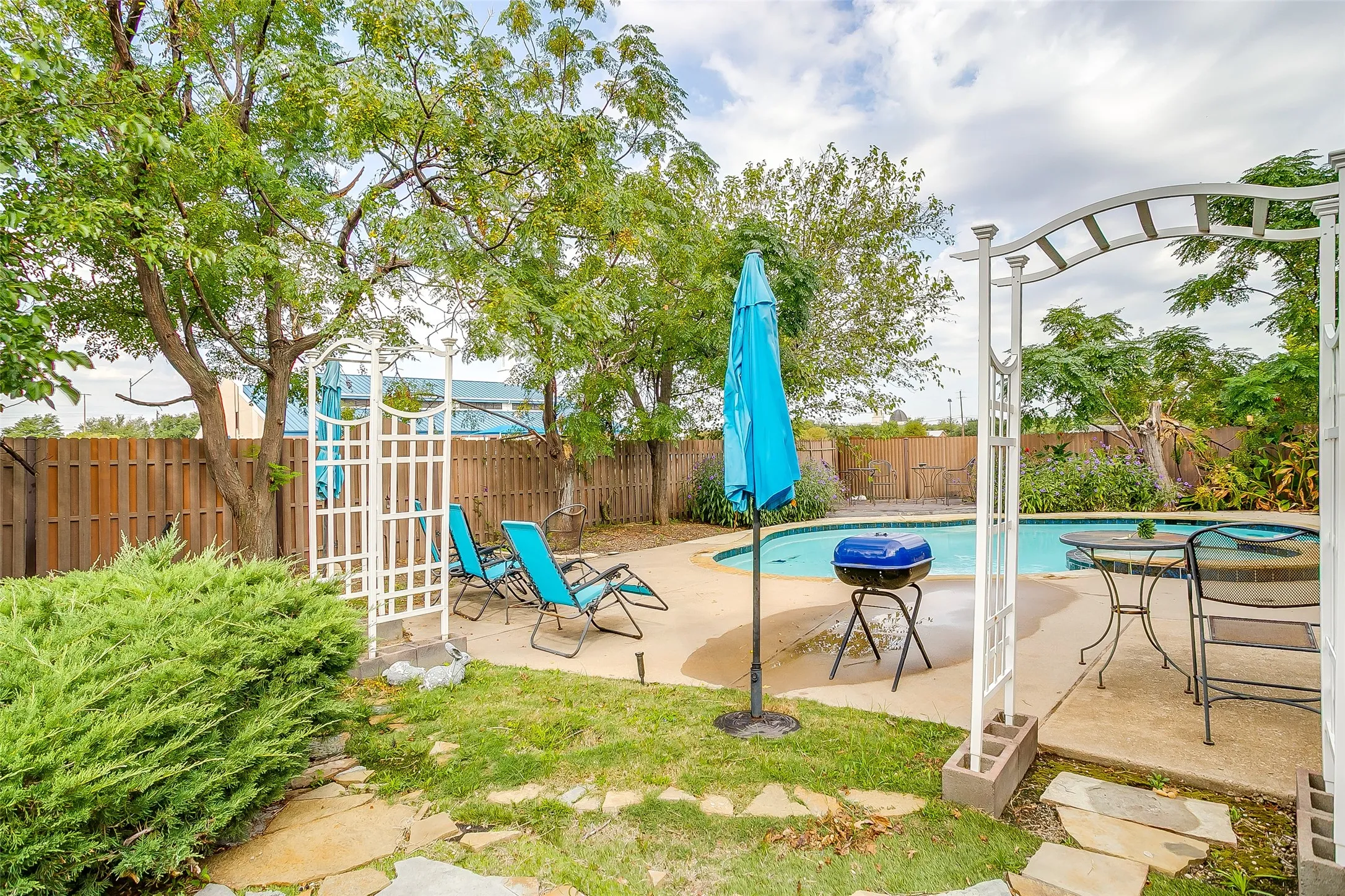 Single Family Residence For Sale in Tarrant County , 2110 Rustic Ridge Drive, Keller, Texas 76248, 4 Bedroom, 3 Bathroom, 2 Garage spaces, 2,378 Sqft, built in 1998, mls#21399144, Real Estate Agent in Keller, Homes For Sale in Tarrant county, Homes For Sale in Keller, Realtor in Keller Texas, Real Estate Brokerage Independent Realty Texas, Luminita Cordes Realtor