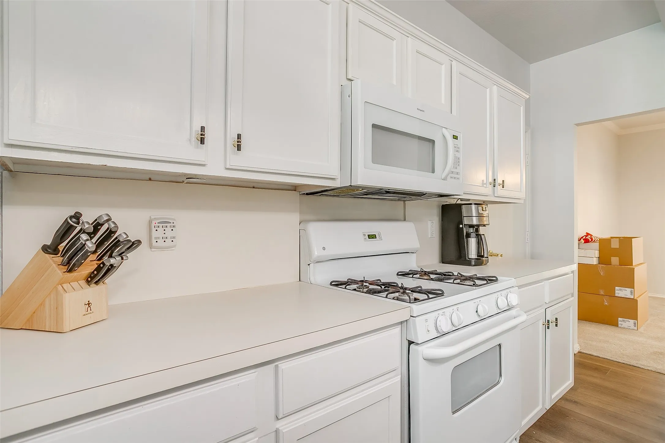 Single Family Residence For Sale in Tarrant County , 2110 Rustic Ridge Drive, Keller, Texas 76248, 4 Bedroom, 3 Bathroom, 2 Garage spaces, 2,378 Sqft, built in 1998, mls#21399144, Real Estate Agent in Keller, Homes For Sale in Tarrant county, Homes For Sale in Keller, Realtor in Keller Texas, Real Estate Brokerage Independent Realty Texas, Luminita Cordes Realtor