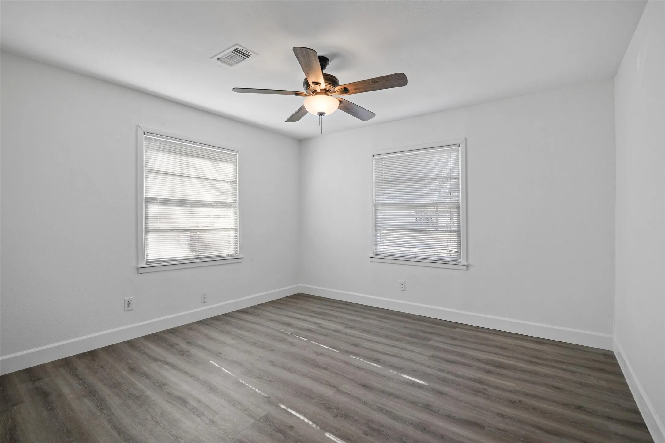 Single Family Residence For Sale in Tarrant County , 863 Ala Drive, White Settlement, Texas 76108, 3 Bedroom, 2 Bathroom, 2 Garage spaces, 1,414 Sqft, built in 1958, mls#21399211, Real Estate Agent in White Settlement, Homes For Sale in Tarrant county, Homes For Sale in White Settlement, Realtor in White Settlement Texas, Real Estate Brokerage Independent Realty Texas, Luminita Cordes Realtor