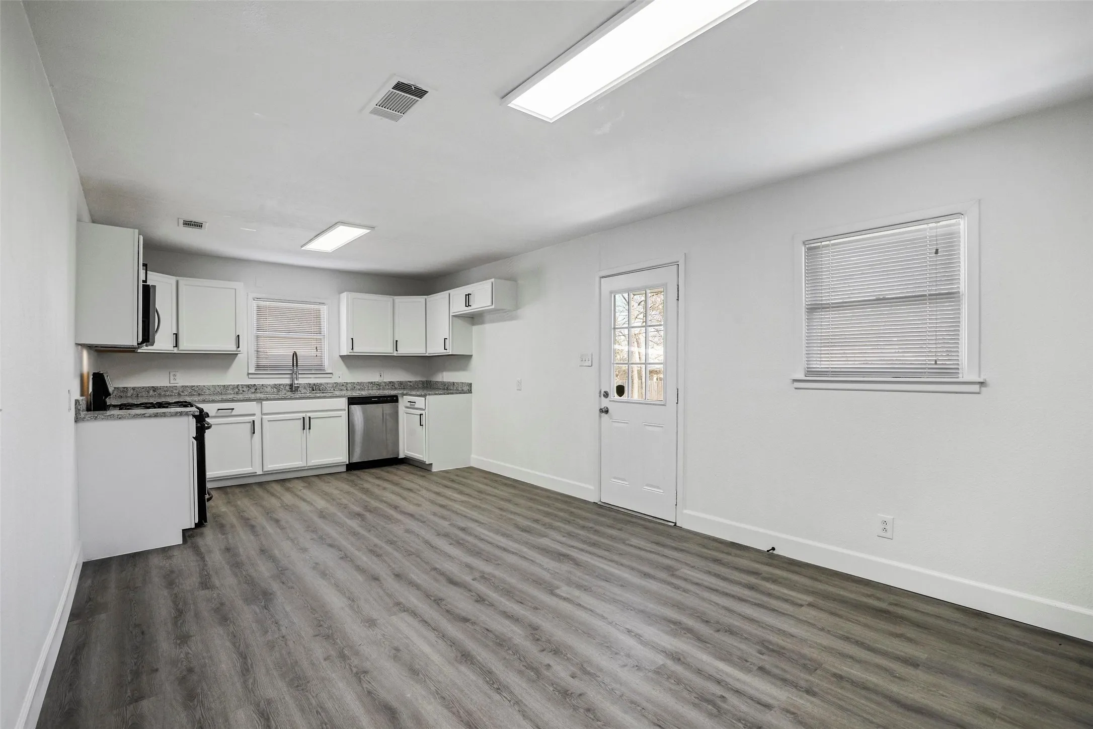 Single Family Residence For Sale in Tarrant County , 863 Ala Drive, White Settlement, Texas 76108, 3 Bedroom, 2 Bathroom, 2 Garage spaces, 1,414 Sqft, built in 1958, mls#21399211, Real Estate Agent in White Settlement, Homes For Sale in Tarrant county, Homes For Sale in White Settlement, Realtor in White Settlement Texas, Real Estate Brokerage Independent Realty Texas, Luminita Cordes Realtor