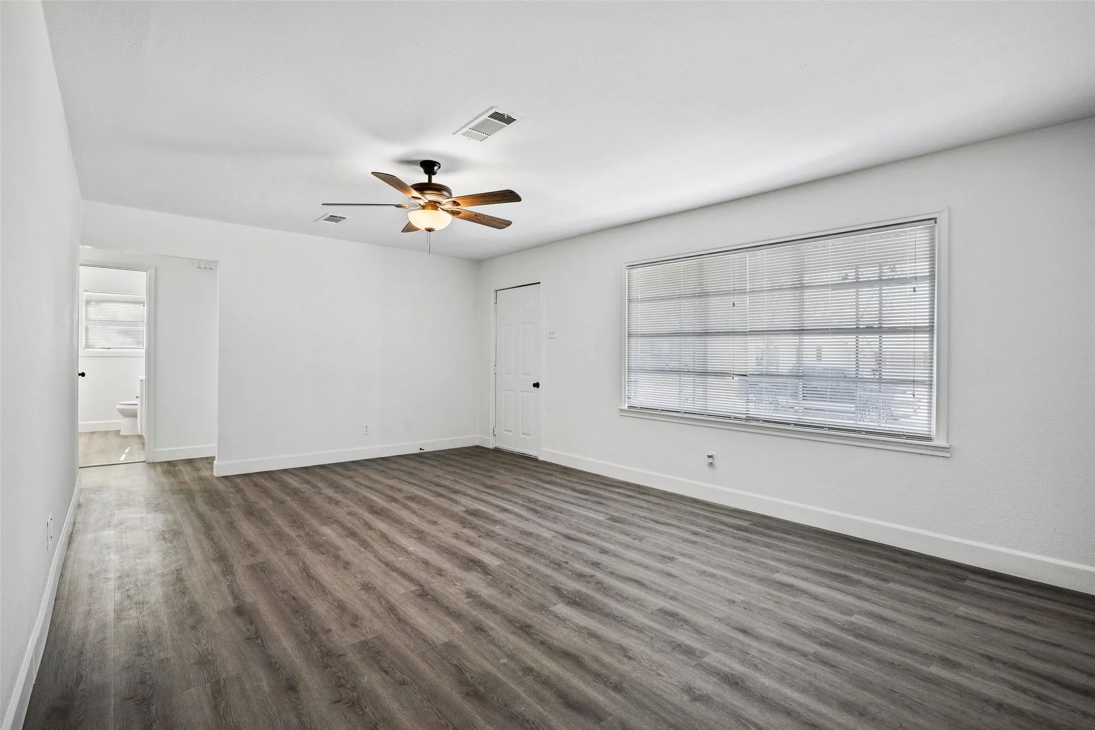 Single Family Residence For Sale in Tarrant County , 863 Ala Drive, White Settlement, Texas 76108, 3 Bedroom, 2 Bathroom, 2 Garage spaces, 1,414 Sqft, built in 1958, mls#21399211, Real Estate Agent in White Settlement, Homes For Sale in Tarrant county, Homes For Sale in White Settlement, Realtor in White Settlement Texas, Real Estate Brokerage Independent Realty Texas, Luminita Cordes Realtor