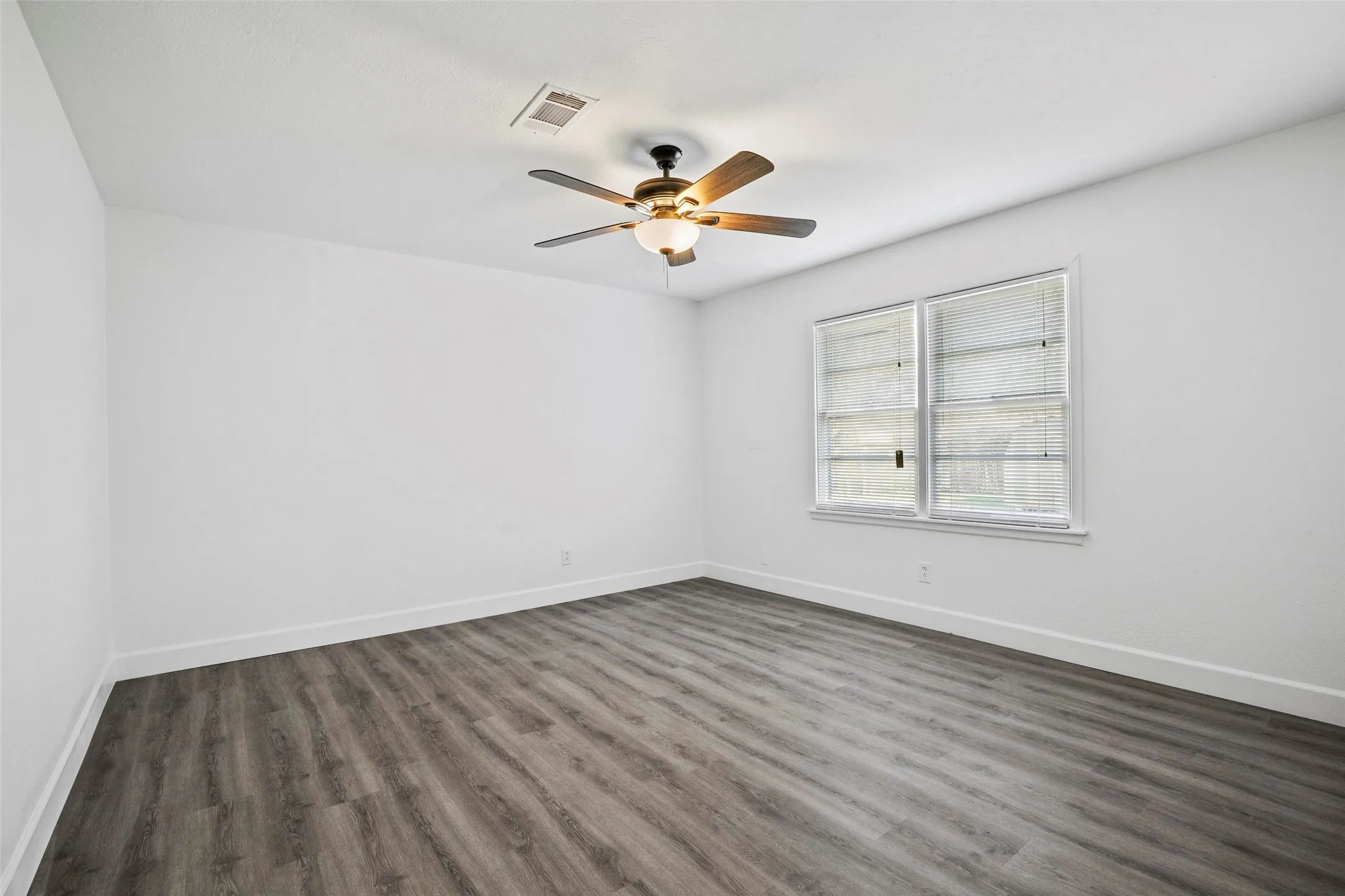 Single Family Residence For Sale in Tarrant County , 863 Ala Drive, White Settlement, Texas 76108, 3 Bedroom, 2 Bathroom, 2 Garage spaces, 1,414 Sqft, built in 1958, mls#21399211, Real Estate Agent in White Settlement, Homes For Sale in Tarrant county, Homes For Sale in White Settlement, Realtor in White Settlement Texas, Real Estate Brokerage Independent Realty Texas, Luminita Cordes Realtor