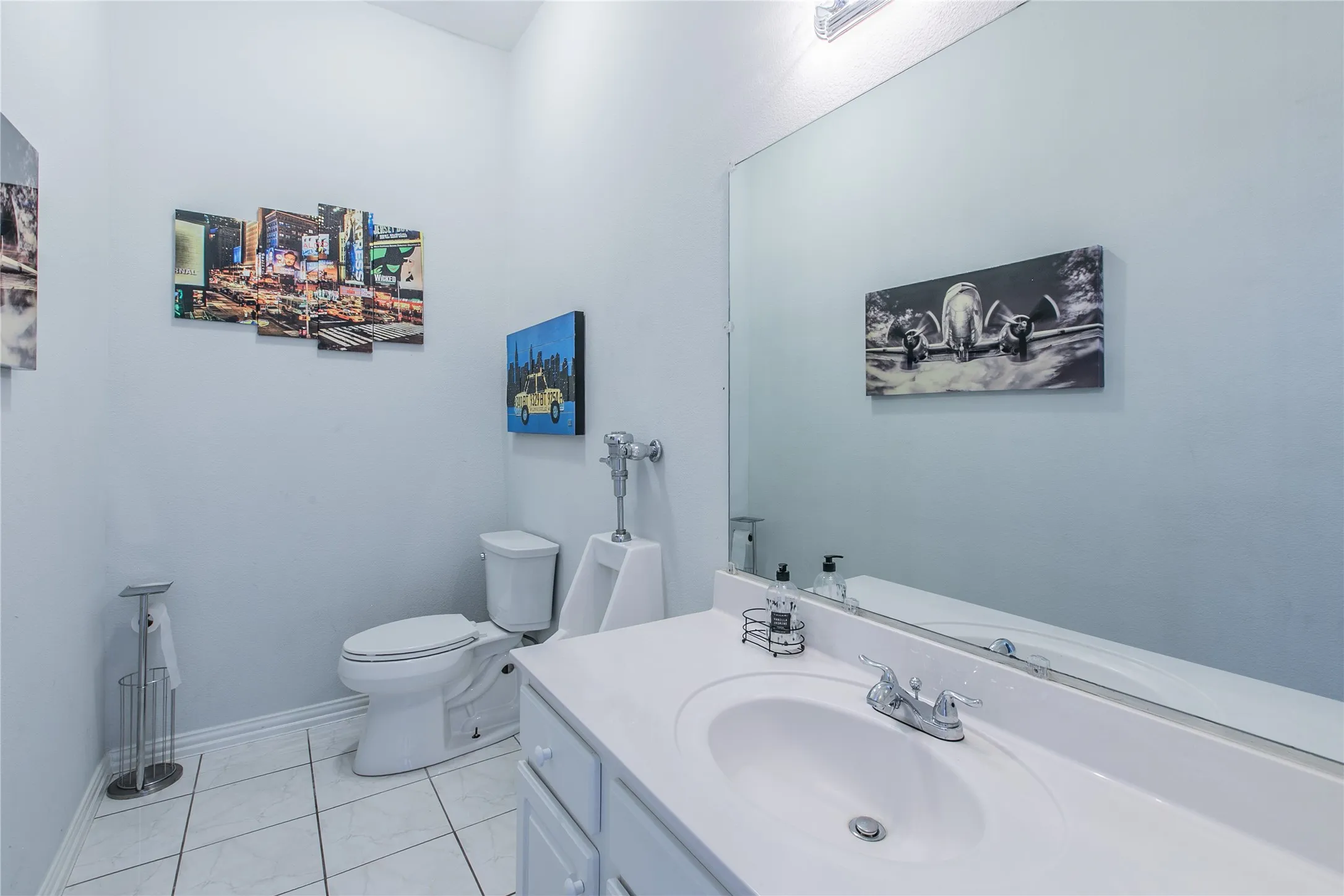 Single Family Residence For Sale in Dallas County , 4720 San Jacinto Street, Dallas, Texas 75204, 4 Bedroom, 4 Bathroom, 2 Garage spaces, 2,131 Sqft, built in 2002, mls#21395833, Real Estate Agent in Dallas, Homes For Sale in Dallas county, Homes For Sale in Dallas, Realtor in Dallas Texas, Real Estate Brokerage Independent Realty Texas, Luminita Cordes Realtor