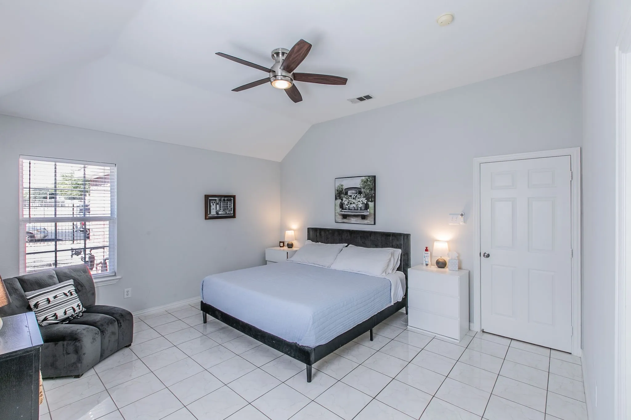 Single Family Residence For Sale in Dallas County , 4720 San Jacinto Street, Dallas, Texas 75204, 4 Bedroom, 4 Bathroom, 2 Garage spaces, 2,131 Sqft, built in 2002, mls#21395833, Real Estate Agent in Dallas, Homes For Sale in Dallas county, Homes For Sale in Dallas, Realtor in Dallas Texas, Real Estate Brokerage Independent Realty Texas, Luminita Cordes Realtor