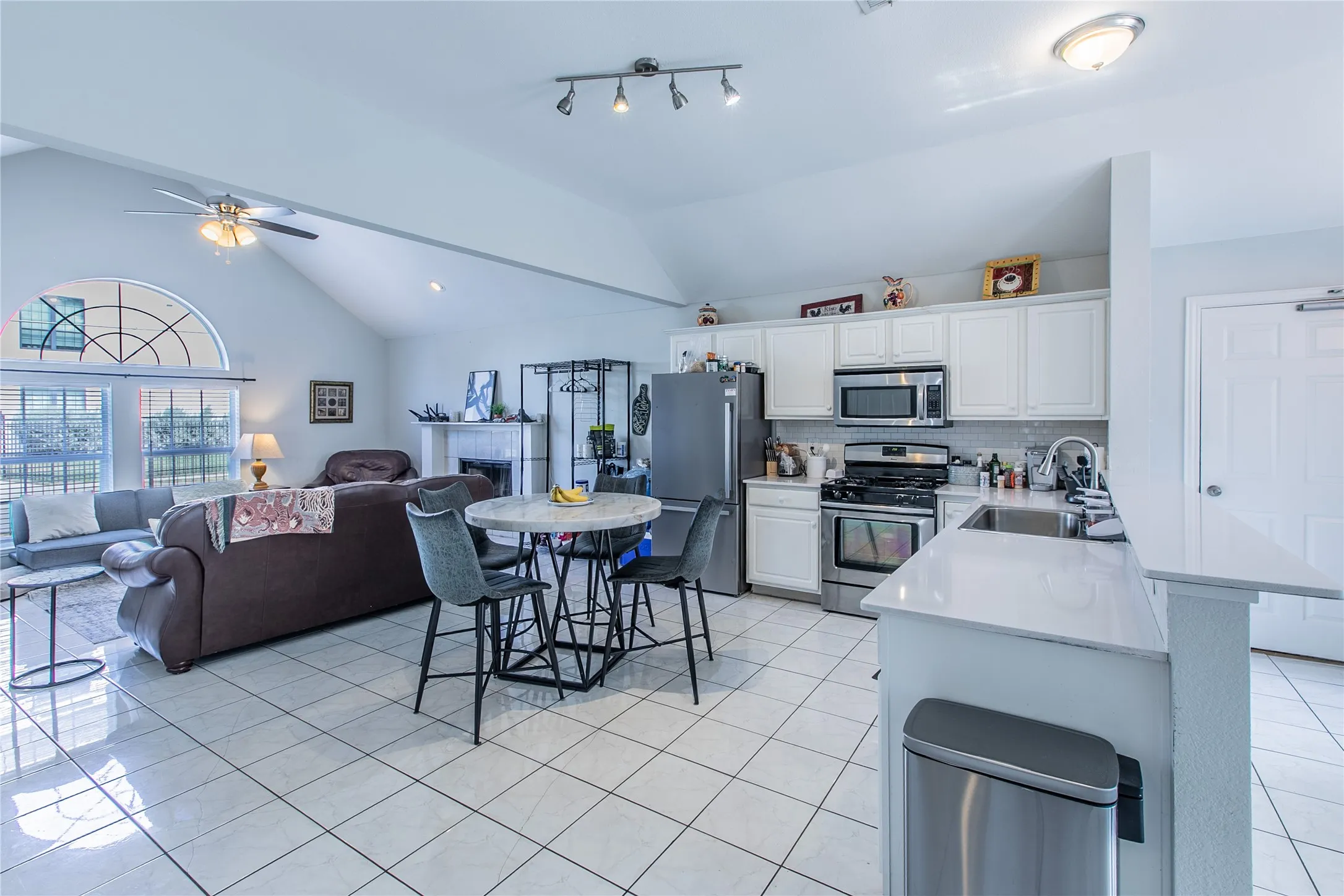 Single Family Residence For Sale in Dallas County , 4720 San Jacinto Street, Dallas, Texas 75204, 4 Bedroom, 4 Bathroom, 2 Garage spaces, 2,131 Sqft, built in 2002, mls#21395833, Real Estate Agent in Dallas, Homes For Sale in Dallas county, Homes For Sale in Dallas, Realtor in Dallas Texas, Real Estate Brokerage Independent Realty Texas, Luminita Cordes Realtor