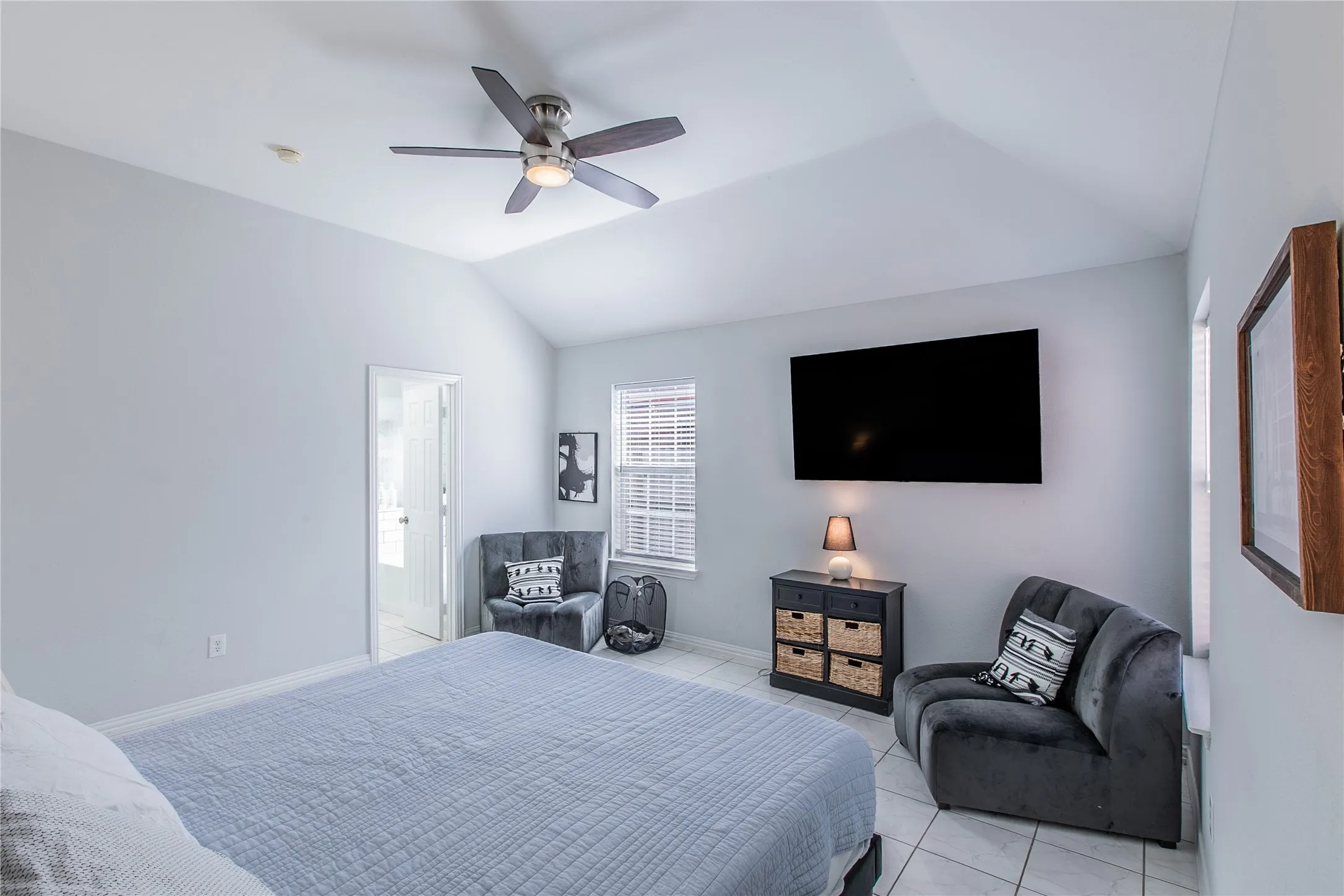 Single Family Residence For Sale in Dallas County , 4720 San Jacinto Street, Dallas, Texas 75204, 4 Bedroom, 4 Bathroom, 2 Garage spaces, 2,131 Sqft, built in 2002, mls#21395833, Real Estate Agent in Dallas, Homes For Sale in Dallas county, Homes For Sale in Dallas, Realtor in Dallas Texas, Real Estate Brokerage Independent Realty Texas, Luminita Cordes Realtor