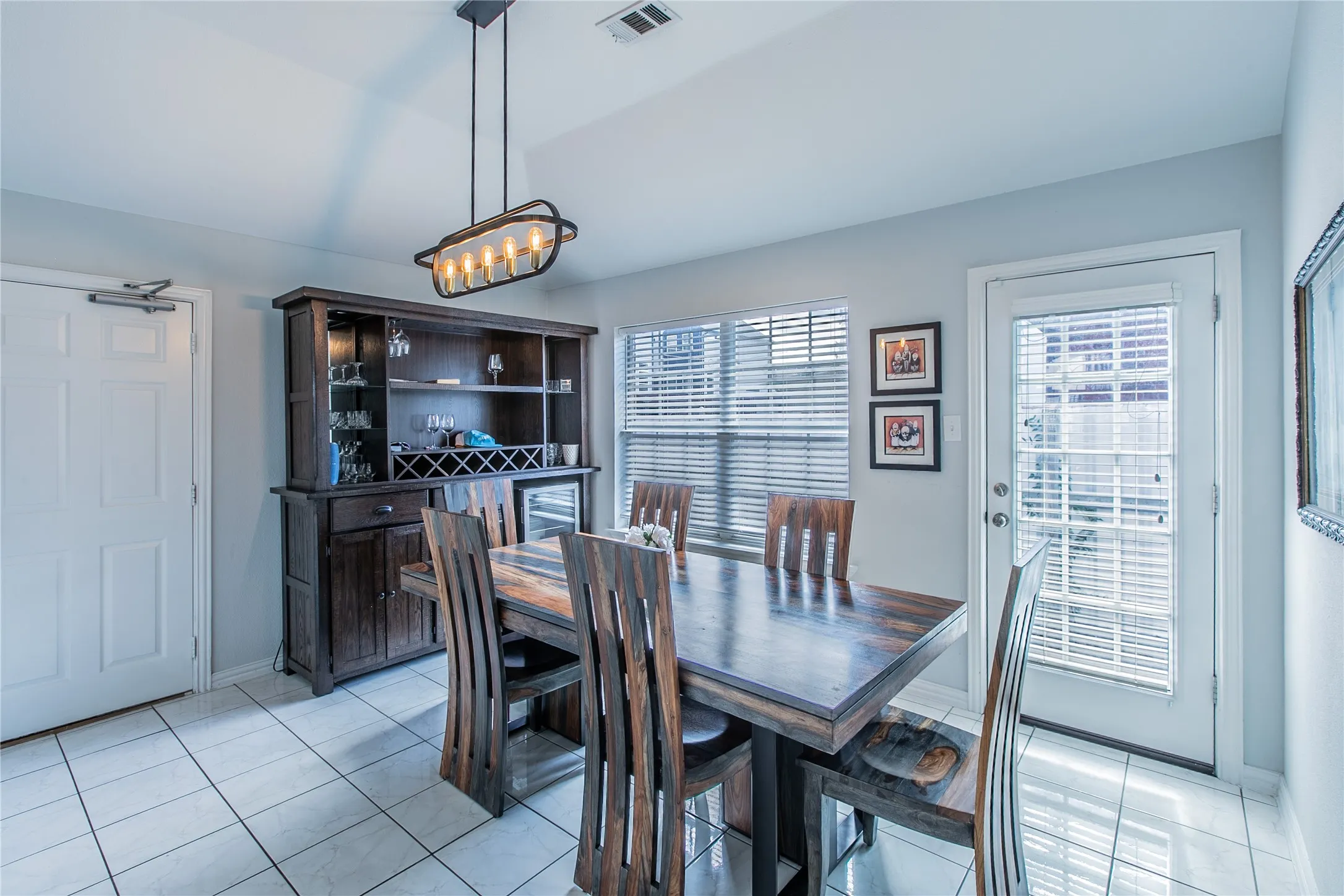 Single Family Residence For Sale in Dallas County , 4720 San Jacinto Street, Dallas, Texas 75204, 4 Bedroom, 4 Bathroom, 2 Garage spaces, 2,131 Sqft, built in 2002, mls#21395833, Real Estate Agent in Dallas, Homes For Sale in Dallas county, Homes For Sale in Dallas, Realtor in Dallas Texas, Real Estate Brokerage Independent Realty Texas, Luminita Cordes Realtor