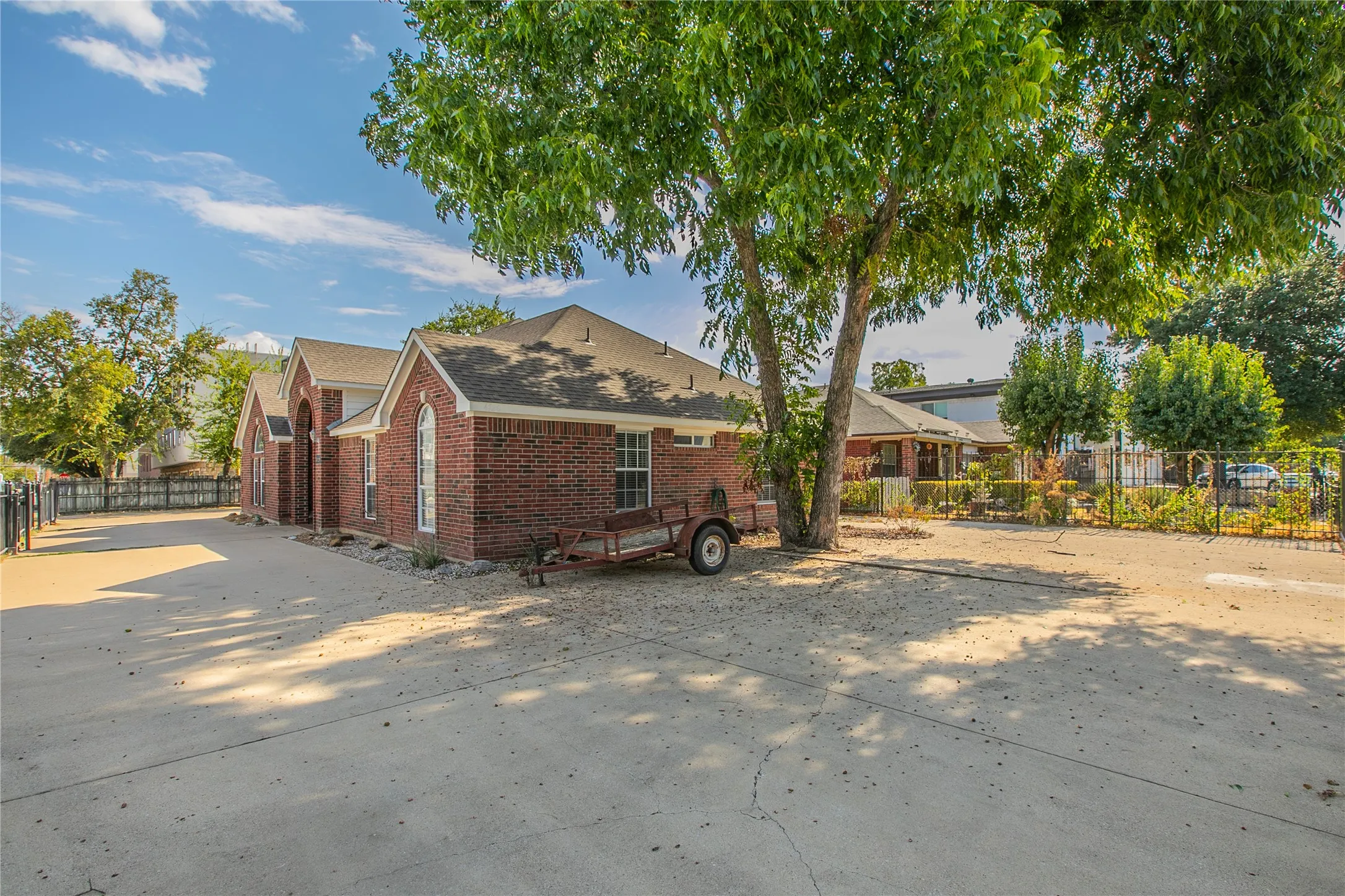 Single Family Residence For Sale in Dallas County , 4720 San Jacinto Street, Dallas, Texas 75204, 4 Bedroom, 4 Bathroom, 2 Garage spaces, 2,131 Sqft, built in 2002, mls#21395833, Real Estate Agent in Dallas, Homes For Sale in Dallas county, Homes For Sale in Dallas, Realtor in Dallas Texas, Real Estate Brokerage Independent Realty Texas, Luminita Cordes Realtor