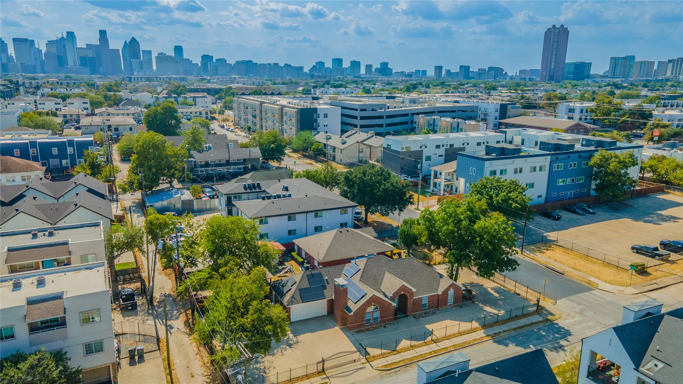 Single Family Residence For Sale in Dallas County , 4720 San Jacinto Street, Dallas, Texas 75204, 4 Bedroom, 4 Bathroom, 2 Garage spaces, 2,131 Sqft, built in 2002, mls#21395833, Real Estate Agent in Dallas, Homes For Sale in Dallas county, Homes For Sale in Dallas, Realtor in Dallas Texas, Real Estate Brokerage Independent Realty Texas, Luminita Cordes Realtor