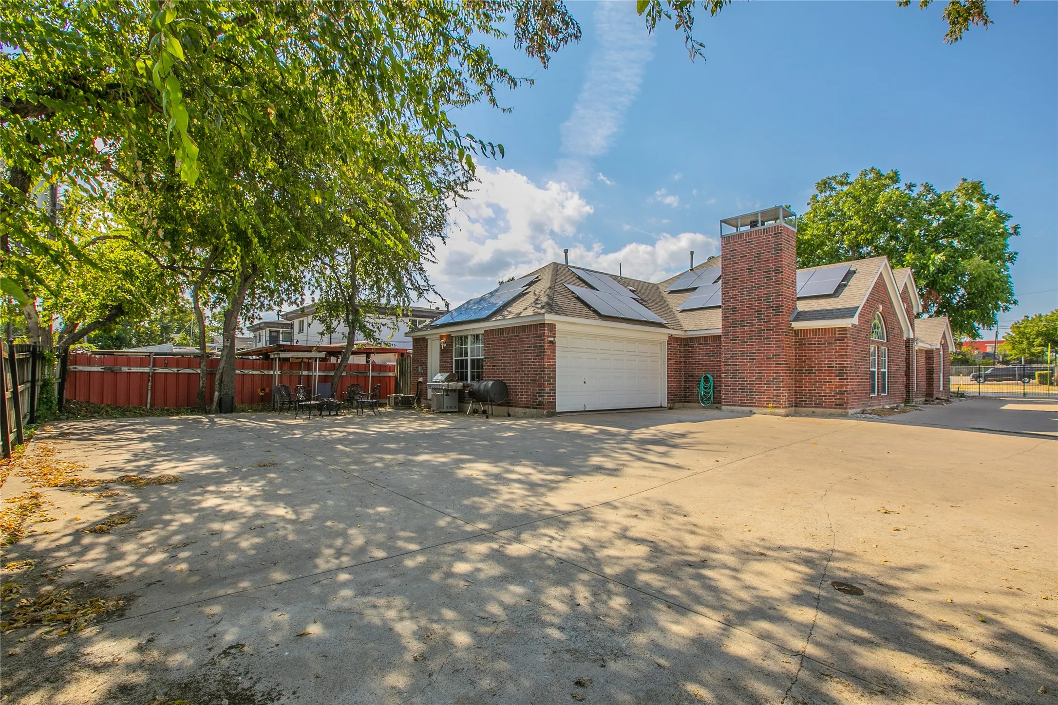 Single Family Residence For Sale in Dallas County , 4720 San Jacinto Street, Dallas, Texas 75204, 4 Bedroom, 4 Bathroom, 2 Garage spaces, 2,131 Sqft, built in 2002, mls#21395833, Real Estate Agent in Dallas, Homes For Sale in Dallas county, Homes For Sale in Dallas, Realtor in Dallas Texas, Real Estate Brokerage Independent Realty Texas, Luminita Cordes Realtor
