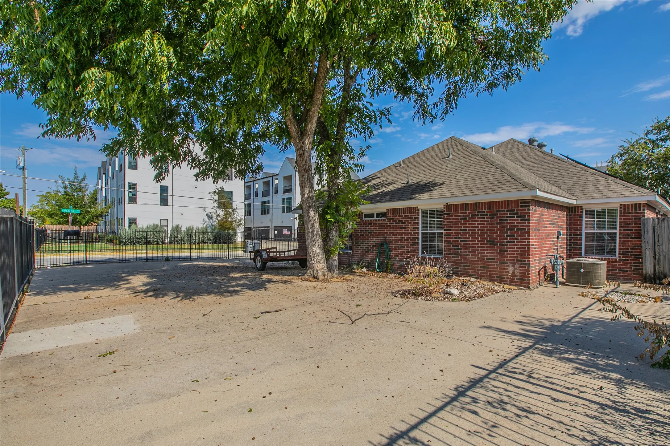 Single Family Residence For Sale in Dallas County , 4720 San Jacinto Street, Dallas, Texas 75204, 4 Bedroom, 4 Bathroom, 2 Garage spaces, 2,131 Sqft, built in 2002, mls#21395833, Real Estate Agent in Dallas, Homes For Sale in Dallas county, Homes For Sale in Dallas, Realtor in Dallas Texas, Real Estate Brokerage Independent Realty Texas, Luminita Cordes Realtor