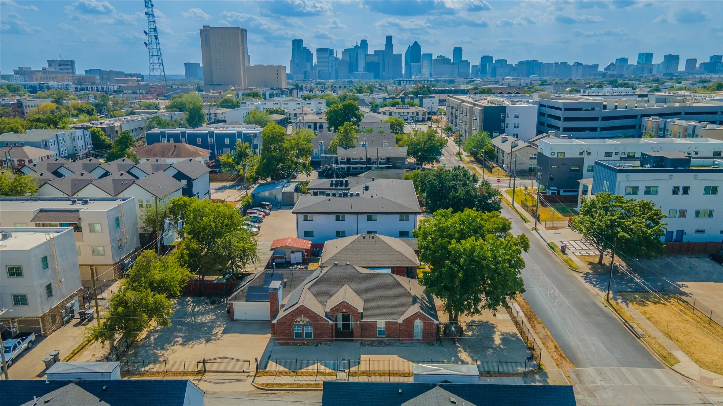 Single Family Residence For Sale in Dallas County , 4720 San Jacinto Street, Dallas, Texas 75204, 4 Bedroom, 4 Bathroom, 2 Garage spaces, 2,131 Sqft, built in 2002, mls#21395833, Real Estate Agent in Dallas, Homes For Sale in Dallas county, Homes For Sale in Dallas, Realtor in Dallas Texas, Real Estate Brokerage Independent Realty Texas, Luminita Cordes Realtor