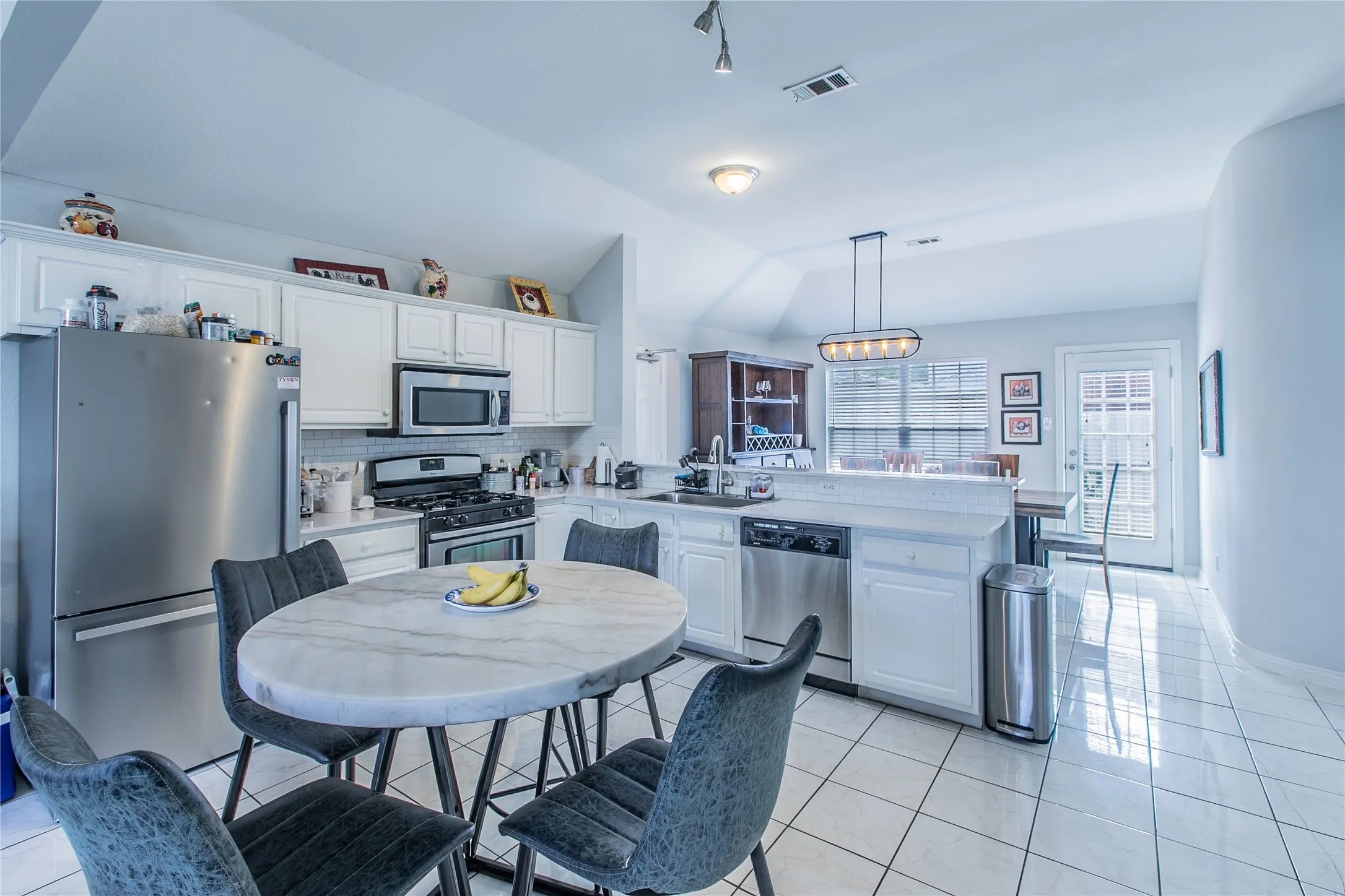 Single Family Residence For Sale in Dallas County , 4720 San Jacinto Street, Dallas, Texas 75204, 4 Bedroom, 4 Bathroom, 2 Garage spaces, 2,131 Sqft, built in 2002, mls#21395833, Real Estate Agent in Dallas, Homes For Sale in Dallas county, Homes For Sale in Dallas, Realtor in Dallas Texas, Real Estate Brokerage Independent Realty Texas, Luminita Cordes Realtor