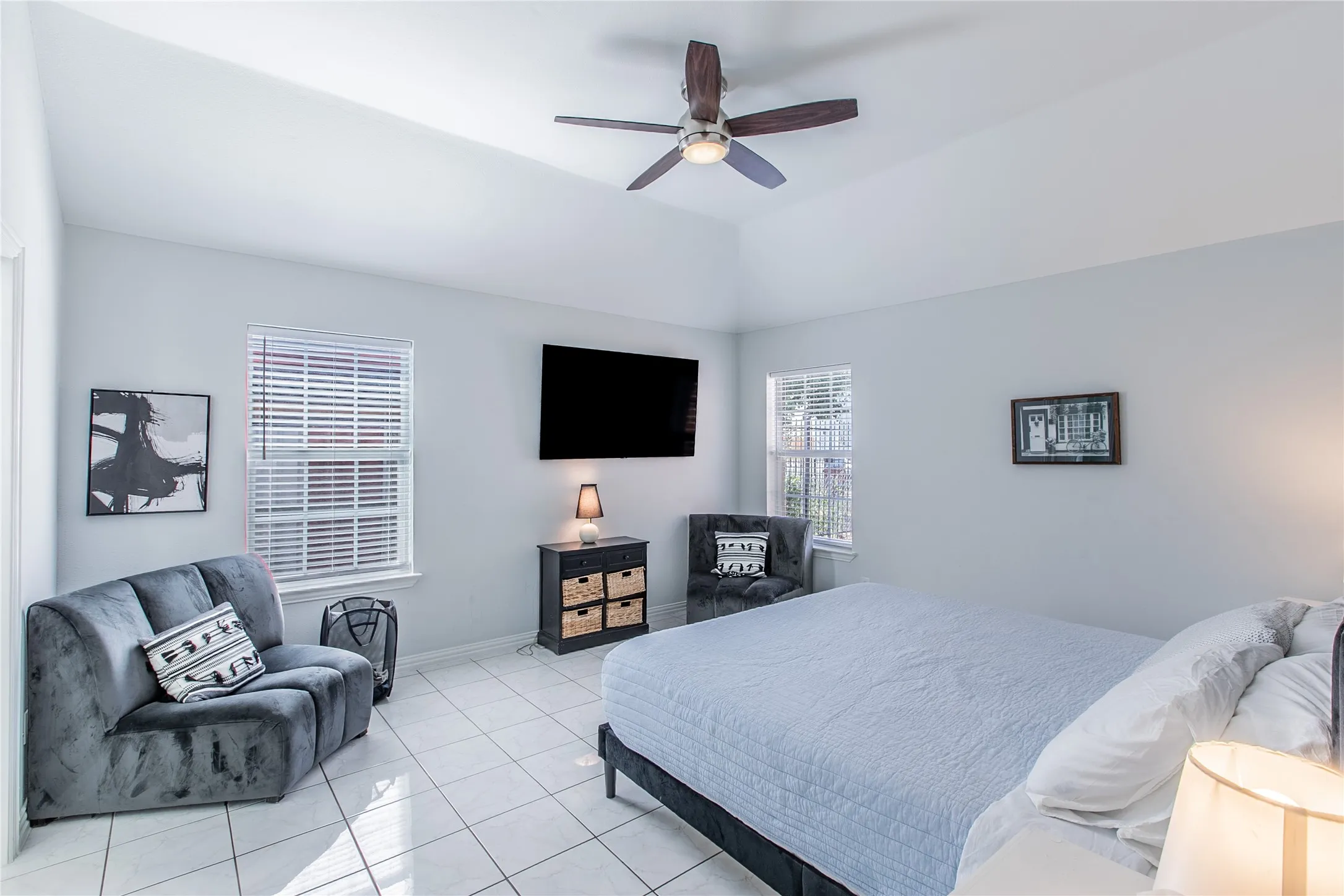 Single Family Residence For Sale in Dallas County , 4720 San Jacinto Street, Dallas, Texas 75204, 4 Bedroom, 4 Bathroom, 2 Garage spaces, 2,131 Sqft, built in 2002, mls#21395833, Real Estate Agent in Dallas, Homes For Sale in Dallas county, Homes For Sale in Dallas, Realtor in Dallas Texas, Real Estate Brokerage Independent Realty Texas, Luminita Cordes Realtor