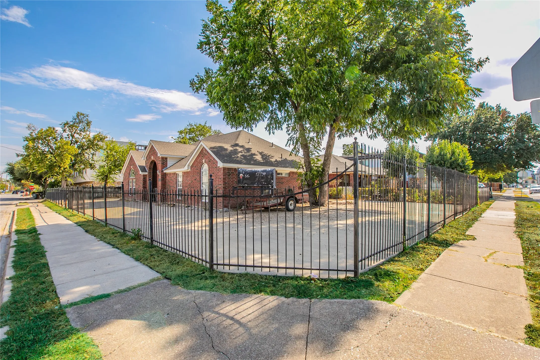 Single Family Residence For Sale in Dallas County , 4720 San Jacinto Street, Dallas, Texas 75204, 4 Bedroom, 4 Bathroom, 2 Garage spaces, 2,131 Sqft, built in 2002, mls#21395833, Real Estate Agent in Dallas, Homes For Sale in Dallas county, Homes For Sale in Dallas, Realtor in Dallas Texas, Real Estate Brokerage Independent Realty Texas, Luminita Cordes Realtor