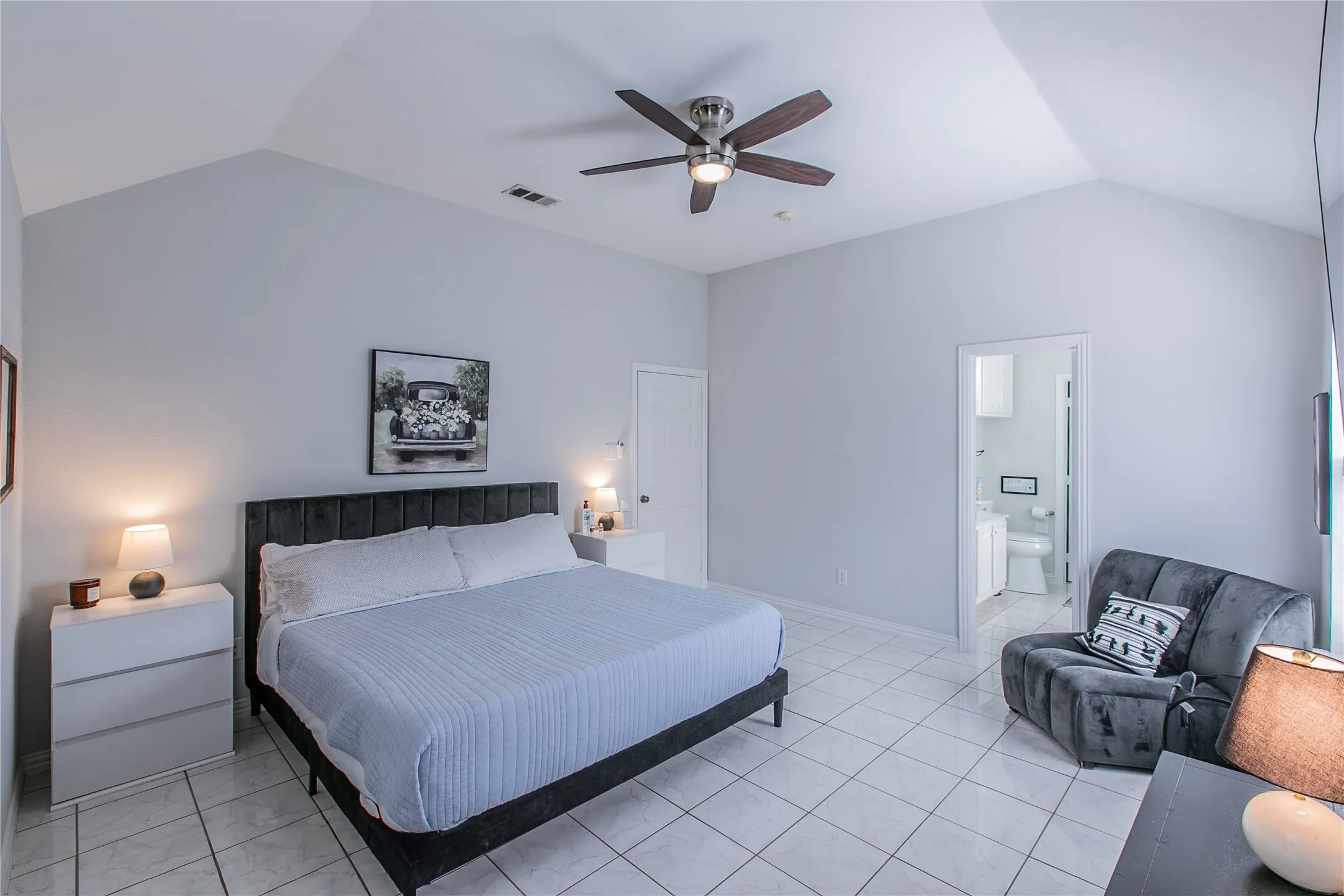 Single Family Residence For Sale in Dallas County , 4720 San Jacinto Street, Dallas, Texas 75204, 4 Bedroom, 4 Bathroom, 2 Garage spaces, 2,131 Sqft, built in 2002, mls#21395833, Real Estate Agent in Dallas, Homes For Sale in Dallas county, Homes For Sale in Dallas, Realtor in Dallas Texas, Real Estate Brokerage Independent Realty Texas, Luminita Cordes Realtor