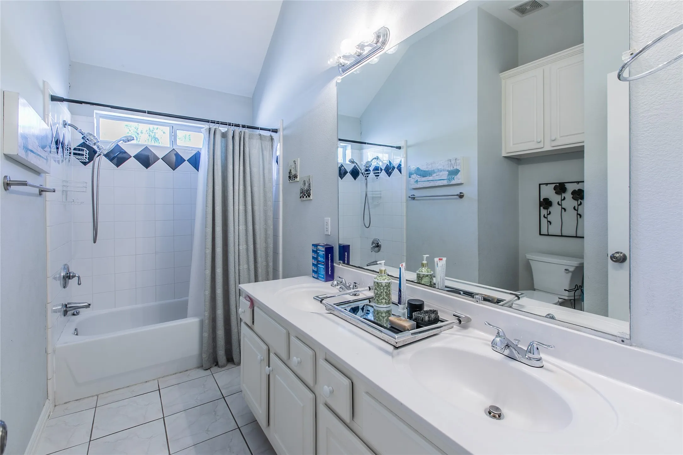 Single Family Residence For Sale in Dallas County , 4720 San Jacinto Street, Dallas, Texas 75204, 4 Bedroom, 4 Bathroom, 2 Garage spaces, 2,131 Sqft, built in 2002, mls#21395833, Real Estate Agent in Dallas, Homes For Sale in Dallas county, Homes For Sale in Dallas, Realtor in Dallas Texas, Real Estate Brokerage Independent Realty Texas, Luminita Cordes Realtor