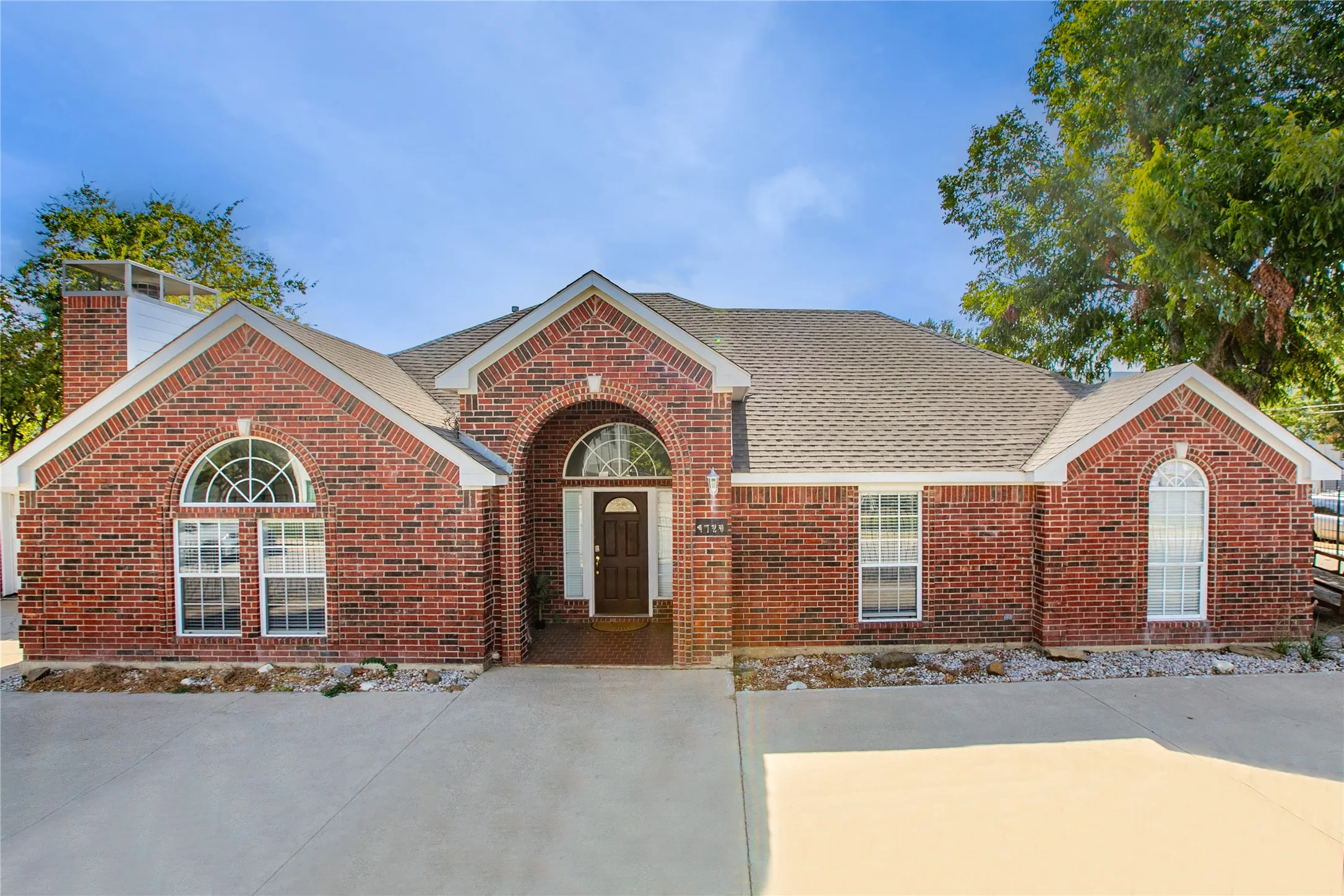 Single Family Residence For Sale in Dallas County , 4720 San Jacinto Street, Dallas, Texas 75204, 4 Bedroom, 4 Bathroom, 2 Garage spaces, 2,131 Sqft, built in 2002, mls#21395833, Real Estate Agent in Dallas, Homes For Sale in Dallas county, Homes For Sale in Dallas, Realtor in Dallas Texas, Real Estate Brokerage Independent Realty Texas, Luminita Cordes Realtor