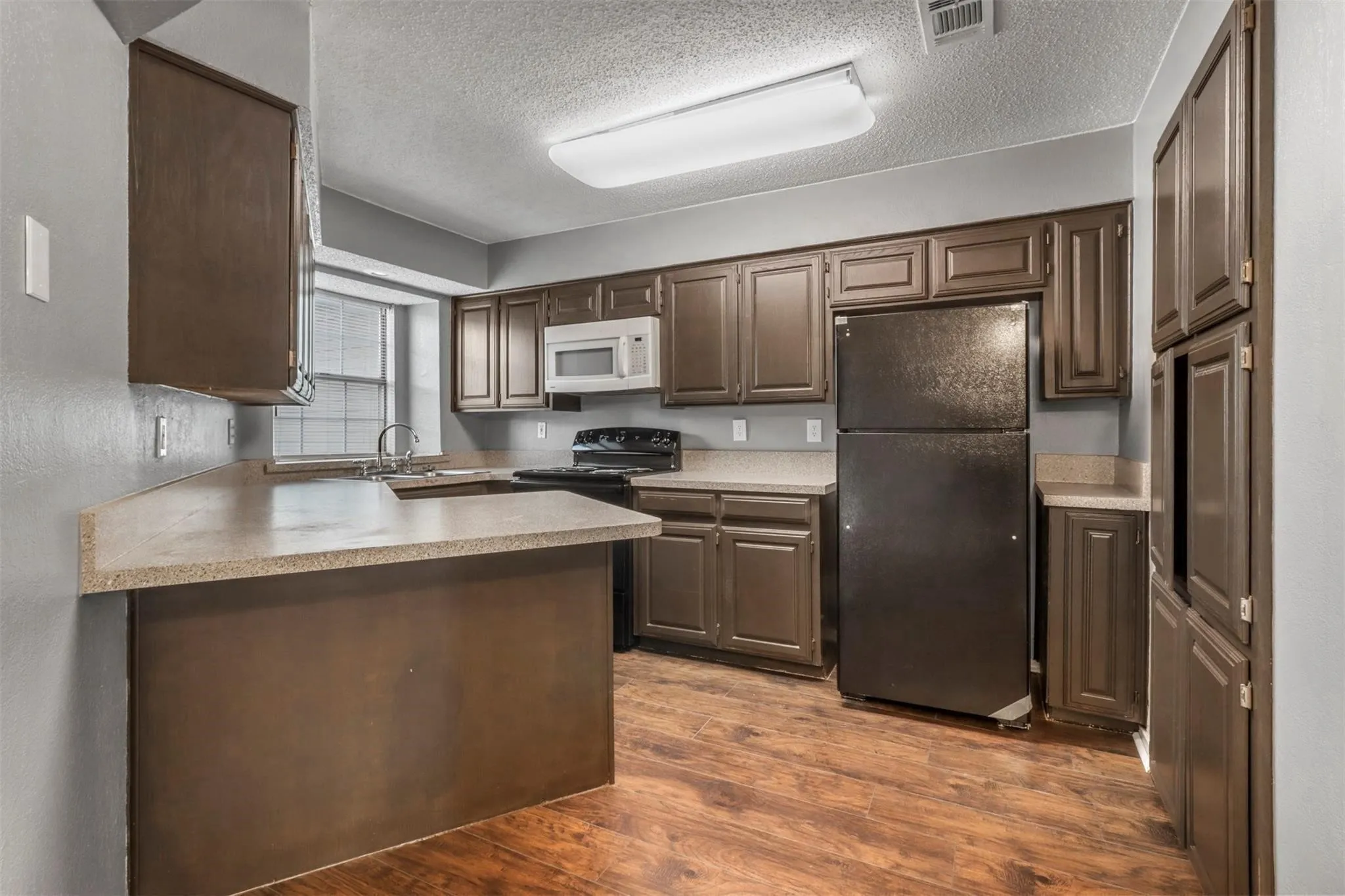 For Sale in Tarrant County , 800 Custer Street, Arlington, Texas 76014, 39 Bedroom, 26 Bathroom, Garage spaces, 0 Sqft, built in 1985, mls#21399213, Real Estate Agent in Arlington, Homes For Sale in Tarrant county, Homes For Sale in Arlington, Realtor in Arlington Texas, Real Estate Brokerage Independent Realty Texas, Luminita Cordes Realtor