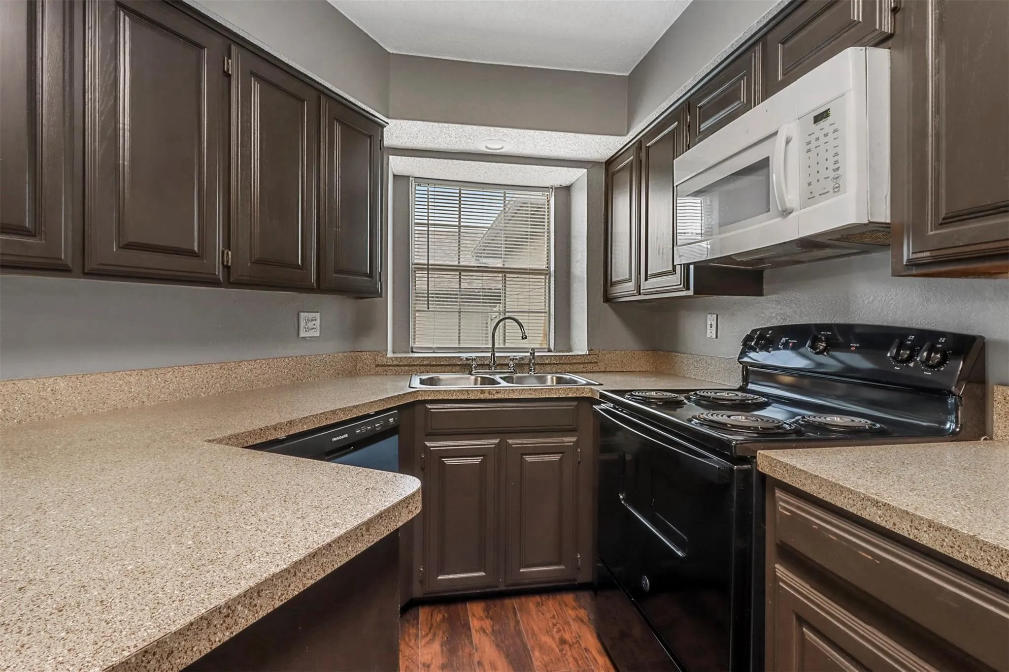 For Sale in Tarrant County , 800 Custer Street, Arlington, Texas 76014, 39 Bedroom, 26 Bathroom, Garage spaces, 0 Sqft, built in 1985, mls#21399213, Real Estate Agent in Arlington, Homes For Sale in Tarrant county, Homes For Sale in Arlington, Realtor in Arlington Texas, Real Estate Brokerage Independent Realty Texas, Luminita Cordes Realtor