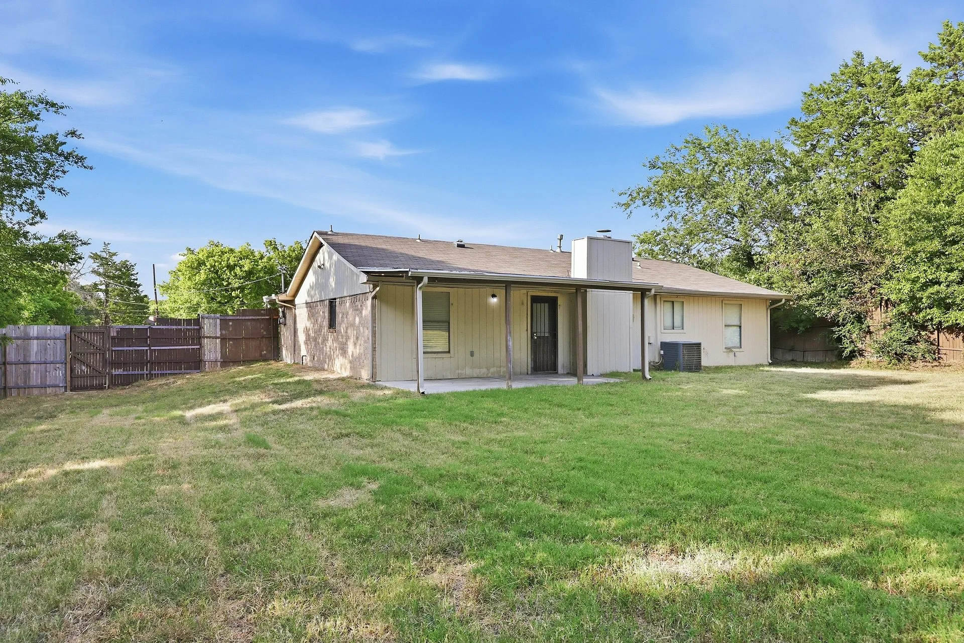 Single Family Residence For Rent in Dallas County , 2616 Alamain Drive, Dallas, Texas 75241, 4 Bedroom, 2 Bathroom, Garage spaces, 1,665 Sqft, built in 1986, mls#21399212, Real Estate Agent in Dallas, Homes For Rent in Dallas county, Homes For Rent in Dallas, Realtor in Dallas Texas, Real Estate Brokerage Independent Realty Texas, Luminita Cordes Realtor