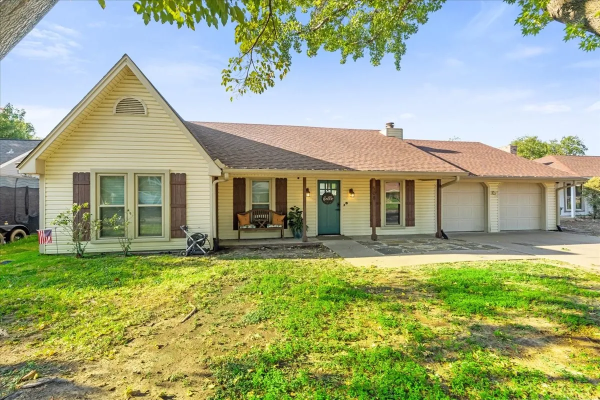 Single Family Residence For Sale in Navarro County , 508 Lakewood Avenue, Corsicana, Texas 75110, 3 Bedroom, 2 Bathroom, 2 Garage spaces, 1,859 Sqft, built in 1985, mls#21399209, Real Estate Agent in Corsicana, Homes For Sale in Navarro county, Homes For Sale in Corsicana, Realtor in Corsicana Texas, Real Estate Brokerage Independent Realty Texas, Luminita Cordes Realtor