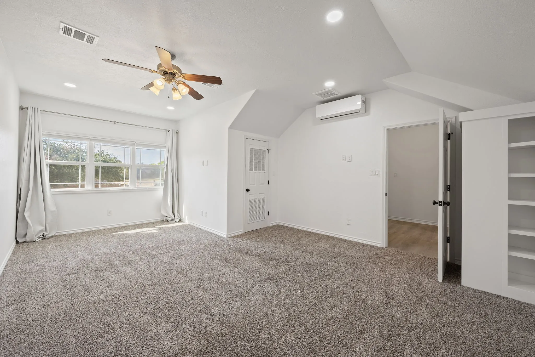 Single Family Residence For Sale in Brazos County , 2307 Carisbrooke Loop, College Station, Texas 77845, 4 Bedroom, 4 Bathroom, 2 Garage spaces, 2,622 Sqft, built in 2012, mls#21398754, Real Estate Agent in College Station, Homes For Sale in Brazos county, Homes For Sale in College Station, Realtor in College Station Texas, Real Estate Brokerage Independent Realty Texas, Luminita Cordes Realtor