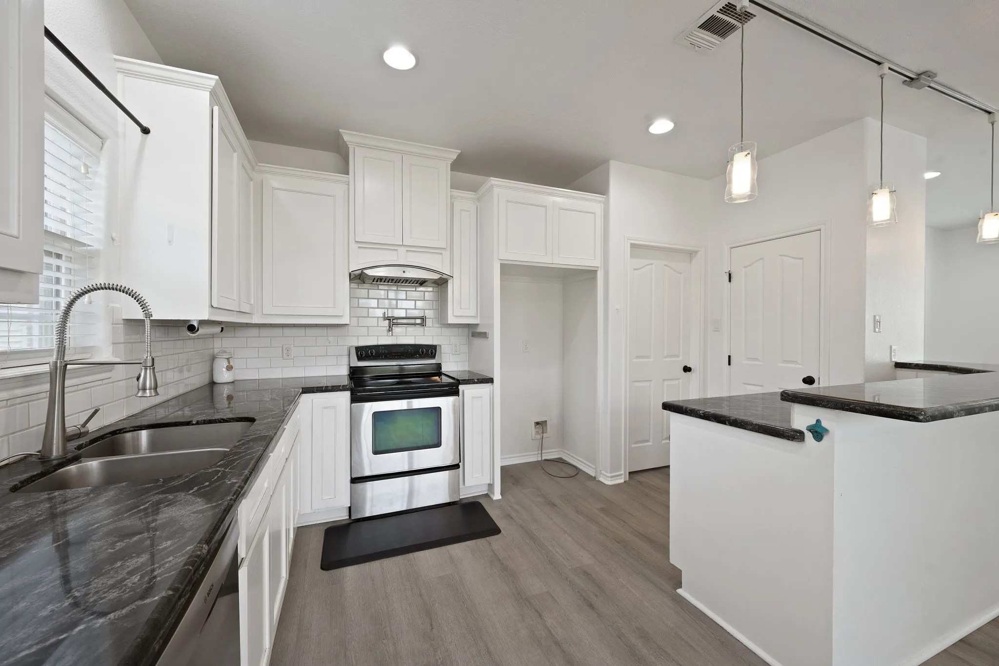 Single Family Residence For Sale in Brazos County , 2307 Carisbrooke Loop, College Station, Texas 77845, 4 Bedroom, 4 Bathroom, 2 Garage spaces, 2,622 Sqft, built in 2012, mls#21398754, Real Estate Agent in College Station, Homes For Sale in Brazos county, Homes For Sale in College Station, Realtor in College Station Texas, Real Estate Brokerage Independent Realty Texas, Luminita Cordes Realtor