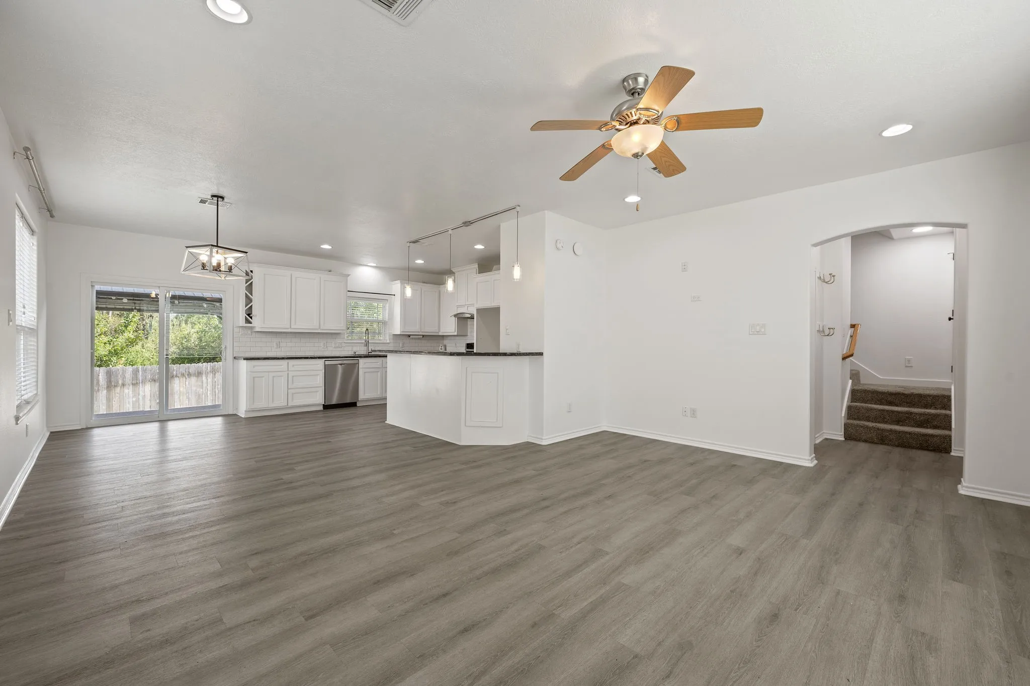 Single Family Residence For Sale in Brazos County , 2307 Carisbrooke Loop, College Station, Texas 77845, 4 Bedroom, 4 Bathroom, 2 Garage spaces, 2,622 Sqft, built in 2012, mls#21398754, Real Estate Agent in College Station, Homes For Sale in Brazos county, Homes For Sale in College Station, Realtor in College Station Texas, Real Estate Brokerage Independent Realty Texas, Luminita Cordes Realtor