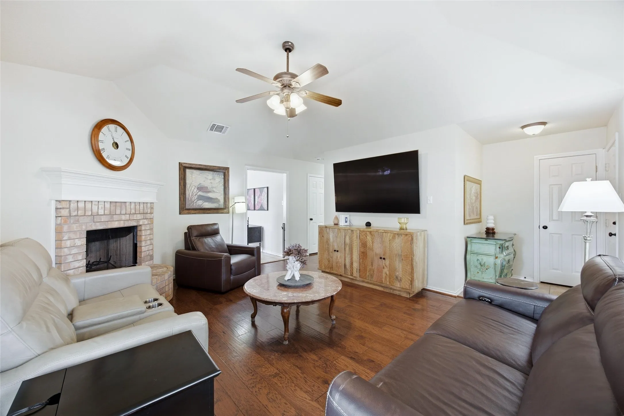 Single Family Residence For Sale in Parker County , 201 W Oak Street, Aledo, Texas 76008, 3 Bedroom, 2 Bathroom, 2 Garage spaces, 1,425 Sqft, built in 2005, mls#21398314, Real Estate Agent in Aledo, Homes For Sale in Parker county, Homes For Sale in Aledo, Realtor in Aledo Texas, Real Estate Brokerage Independent Realty Texas, Luminita Cordes Realtor