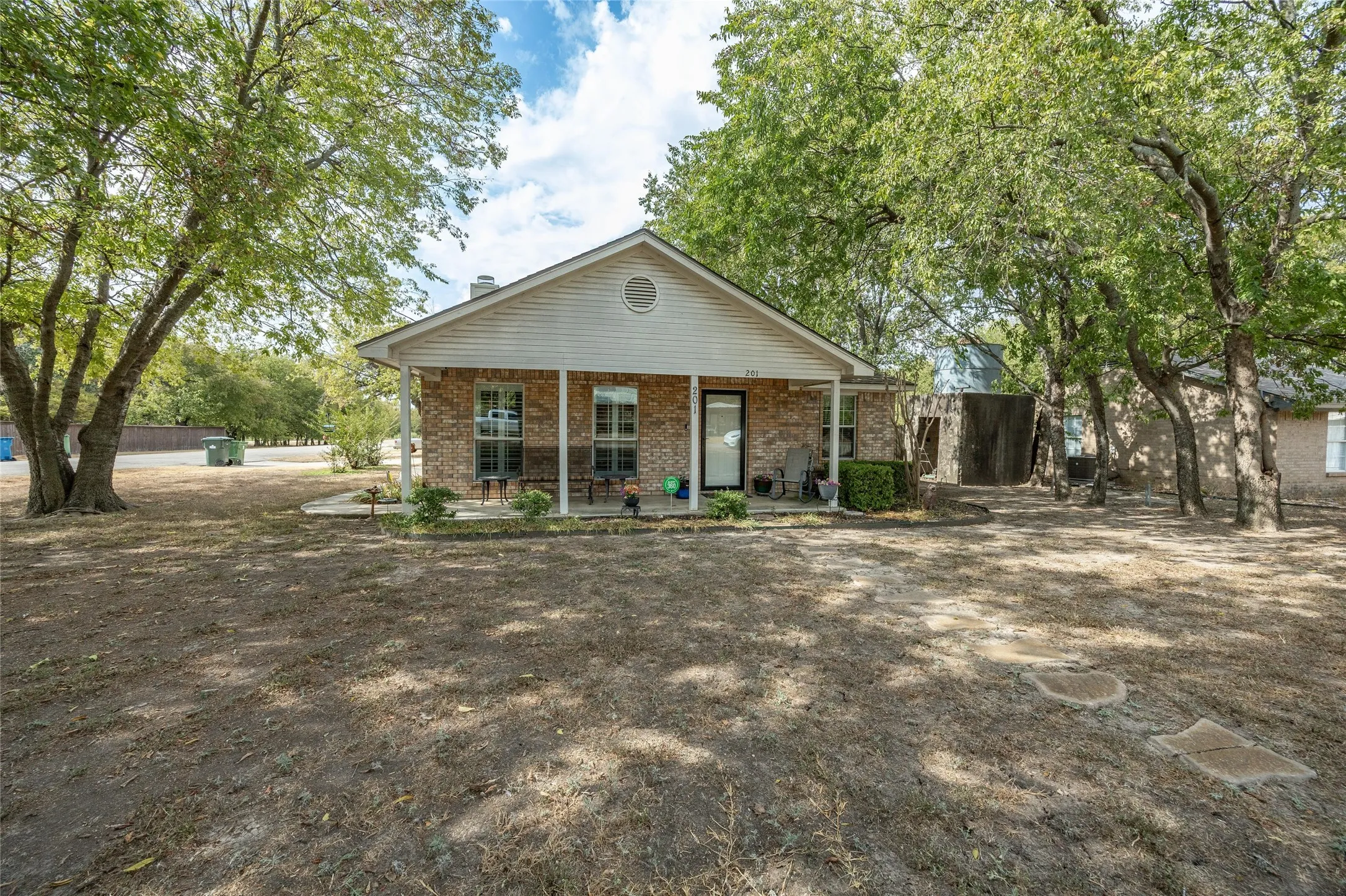 Single Family Residence For Sale in Parker County , 201 W Oak Street, Aledo, Texas 76008, 3 Bedroom, 2 Bathroom, 2 Garage spaces, 1,425 Sqft, built in 2005, mls#21398314, Real Estate Agent in Aledo, Homes For Sale in Parker county, Homes For Sale in Aledo, Realtor in Aledo Texas, Real Estate Brokerage Independent Realty Texas, Luminita Cordes Realtor