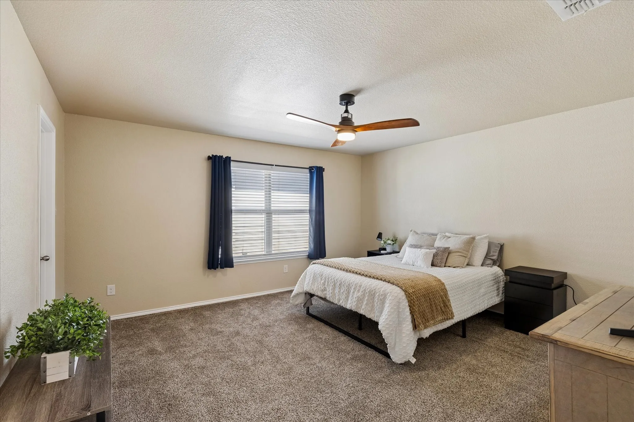 Secondary bedroom.