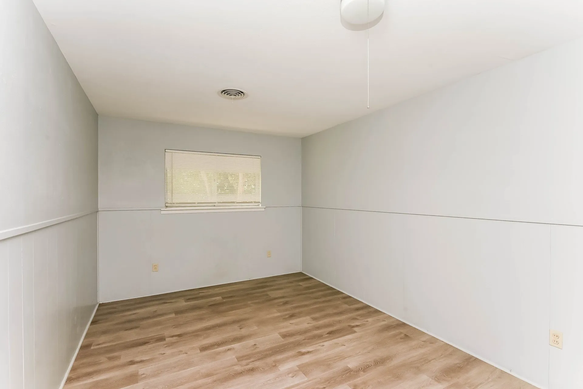 Single Family Residence For Rent in Tarrant County , 5505 Wonder Drive, Fort Worth, Texas 76133, 3 Bedroom, 2 Bathroom, 2 Garage spaces, 2,018 Sqft, built in 1958, mls#21399243, Real Estate Agent in Fort Worth, Homes For Rent in Tarrant county, Homes For Rent in Fort Worth, Realtor in Fort Worth Texas, Real Estate Brokerage Independent Realty Texas, Luminita Cordes Realtor