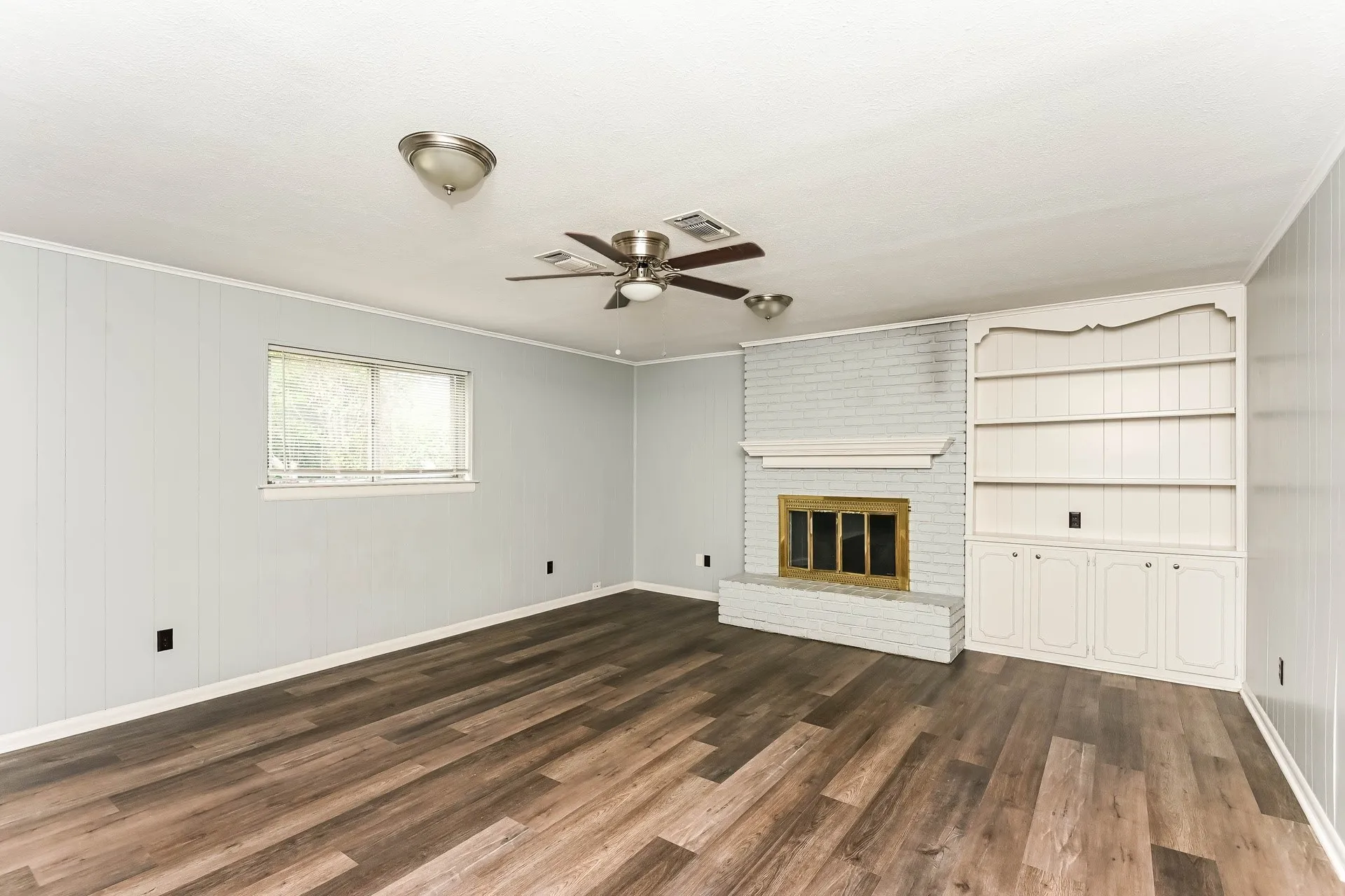 Single Family Residence For Rent in Tarrant County , 5505 Wonder Drive, Fort Worth, Texas 76133, 3 Bedroom, 2 Bathroom, 2 Garage spaces, 2,018 Sqft, built in 1958, mls#21399243, Real Estate Agent in Fort Worth, Homes For Rent in Tarrant county, Homes For Rent in Fort Worth, Realtor in Fort Worth Texas, Real Estate Brokerage Independent Realty Texas, Luminita Cordes Realtor