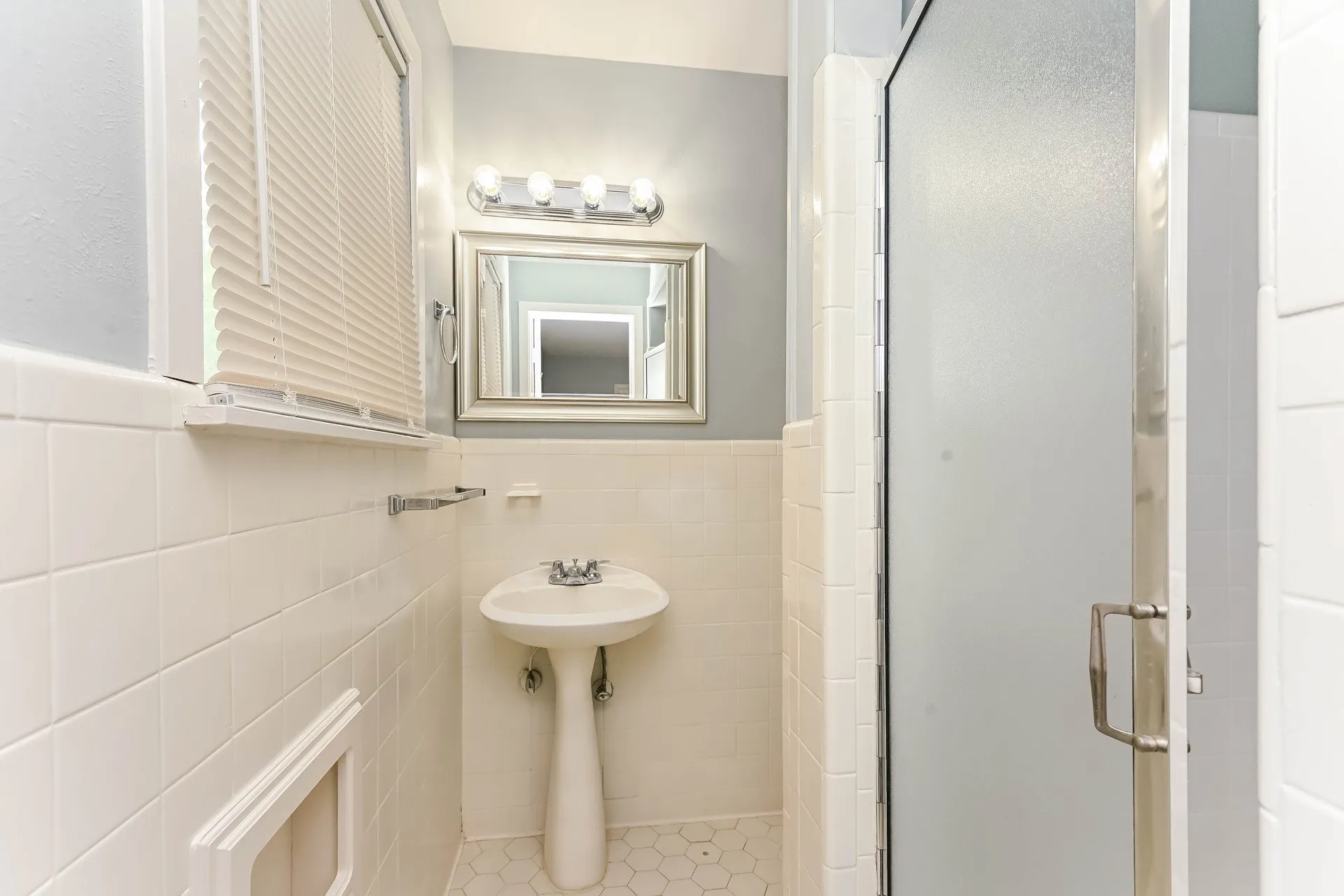 Single Family Residence For Rent in Tarrant County , 5505 Wonder Drive, Fort Worth, Texas 76133, 3 Bedroom, 2 Bathroom, 2 Garage spaces, 2,018 Sqft, built in 1958, mls#21399243, Real Estate Agent in Fort Worth, Homes For Rent in Tarrant county, Homes For Rent in Fort Worth, Realtor in Fort Worth Texas, Real Estate Brokerage Independent Realty Texas, Luminita Cordes Realtor