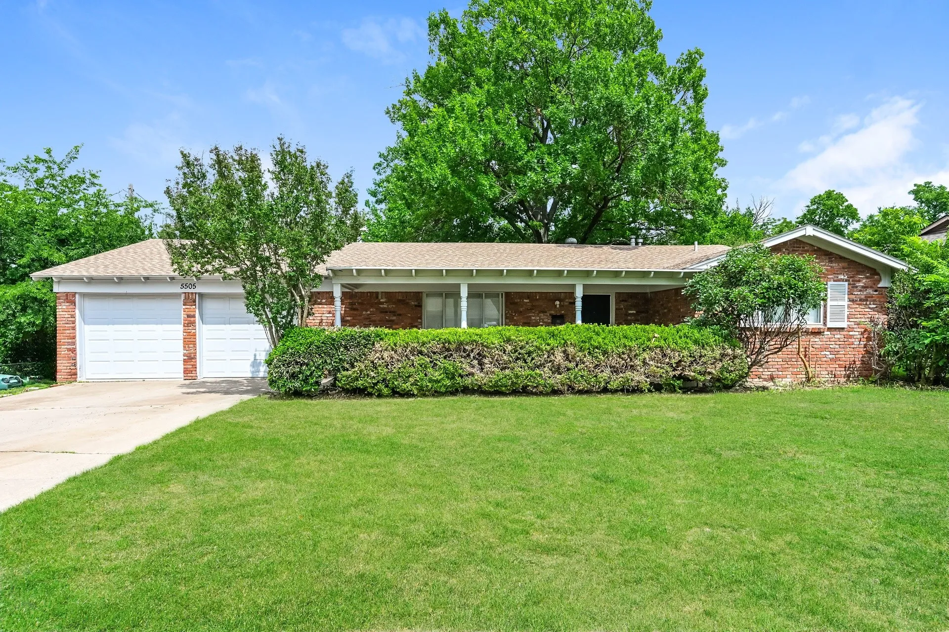 Single Family Residence For Rent in Tarrant County , 5505 Wonder Drive, Fort Worth, Texas 76133, 3 Bedroom, 2 Bathroom, 2 Garage spaces, 2,018 Sqft, built in 1958, mls#21399243, Real Estate Agent in Fort Worth, Homes For Rent in Tarrant county, Homes For Rent in Fort Worth, Realtor in Fort Worth Texas, Real Estate Brokerage Independent Realty Texas, Luminita Cordes Realtor