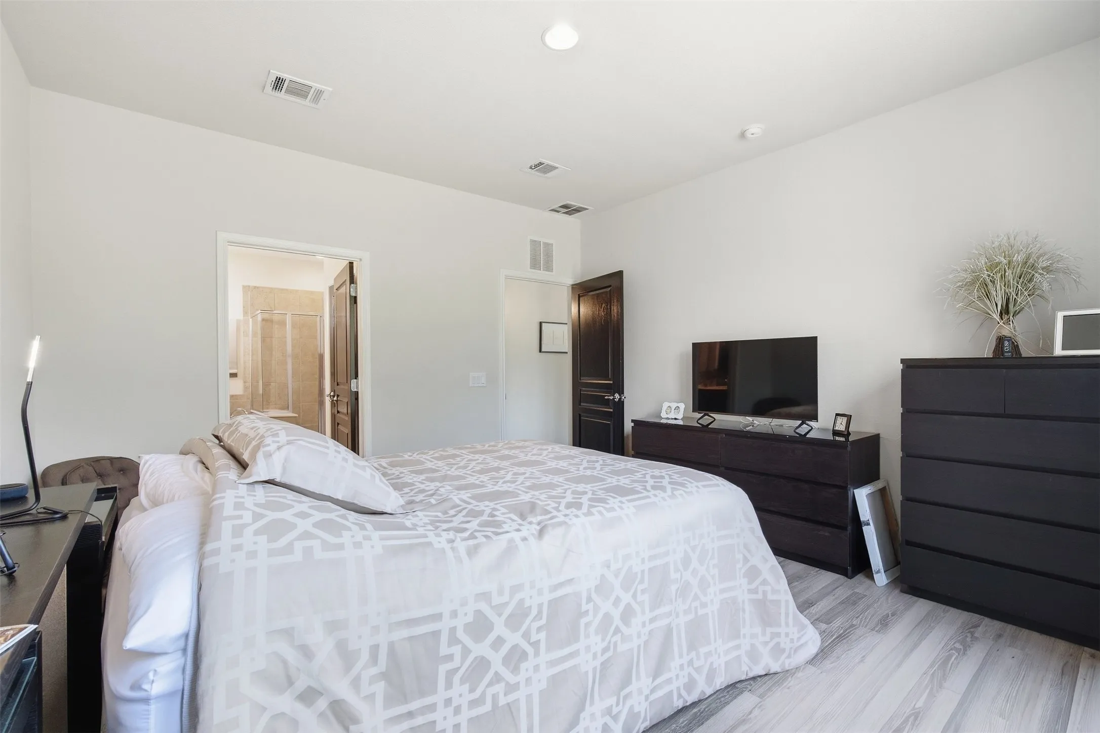 Single Family Residence For Sale in Denton County , 960 Pasatiempo Drive, Frisco, Texas 75036, 3 Bedroom, 2 Bathroom, 2 Garage spaces, 1,614 Sqft, built in 2008, mls#21397457, Real Estate Agent in Frisco, Homes For Sale in Denton county, Homes For Sale in Frisco, Realtor in Frisco Texas, Real Estate Brokerage Independent Realty Texas, Luminita Cordes Realtor