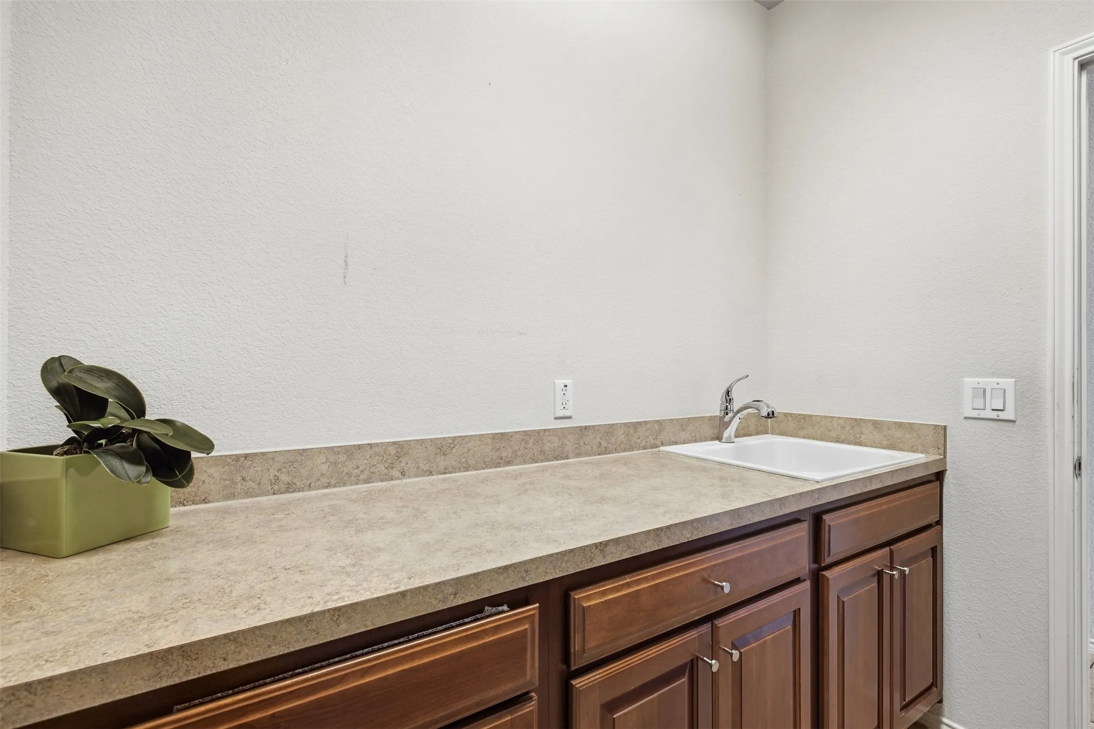 Single Family Residence For Sale in Denton County , 960 Pasatiempo Drive, Frisco, Texas 75036, 3 Bedroom, 2 Bathroom, 2 Garage spaces, 1,614 Sqft, built in 2008, mls#21397457, Real Estate Agent in Frisco, Homes For Sale in Denton county, Homes For Sale in Frisco, Realtor in Frisco Texas, Real Estate Brokerage Independent Realty Texas, Luminita Cordes Realtor