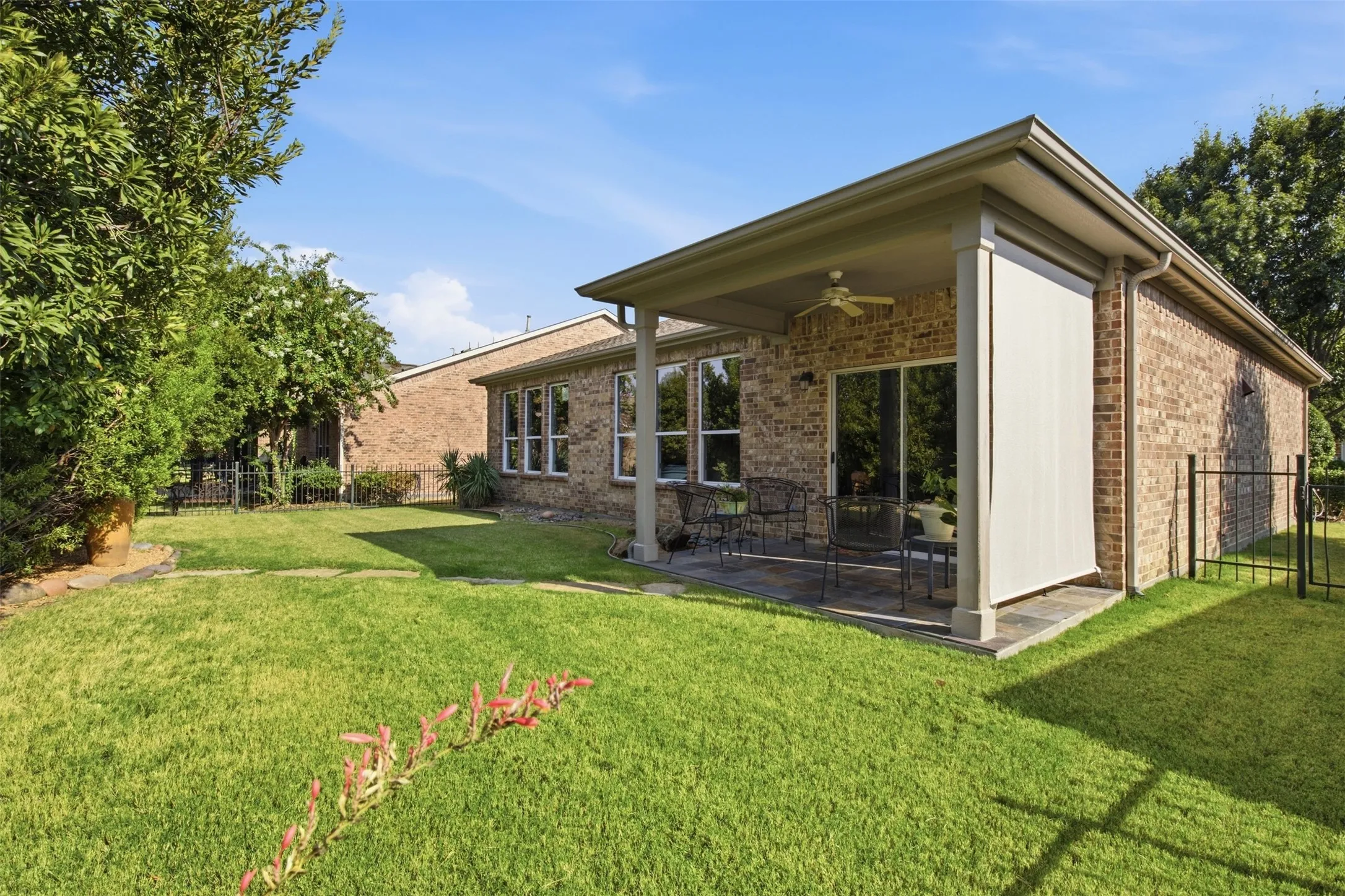 Single Family Residence For Sale in Denton County , 960 Pasatiempo Drive, Frisco, Texas 75036, 3 Bedroom, 2 Bathroom, 2 Garage spaces, 1,614 Sqft, built in 2008, mls#21397457, Real Estate Agent in Frisco, Homes For Sale in Denton county, Homes For Sale in Frisco, Realtor in Frisco Texas, Real Estate Brokerage Independent Realty Texas, Luminita Cordes Realtor