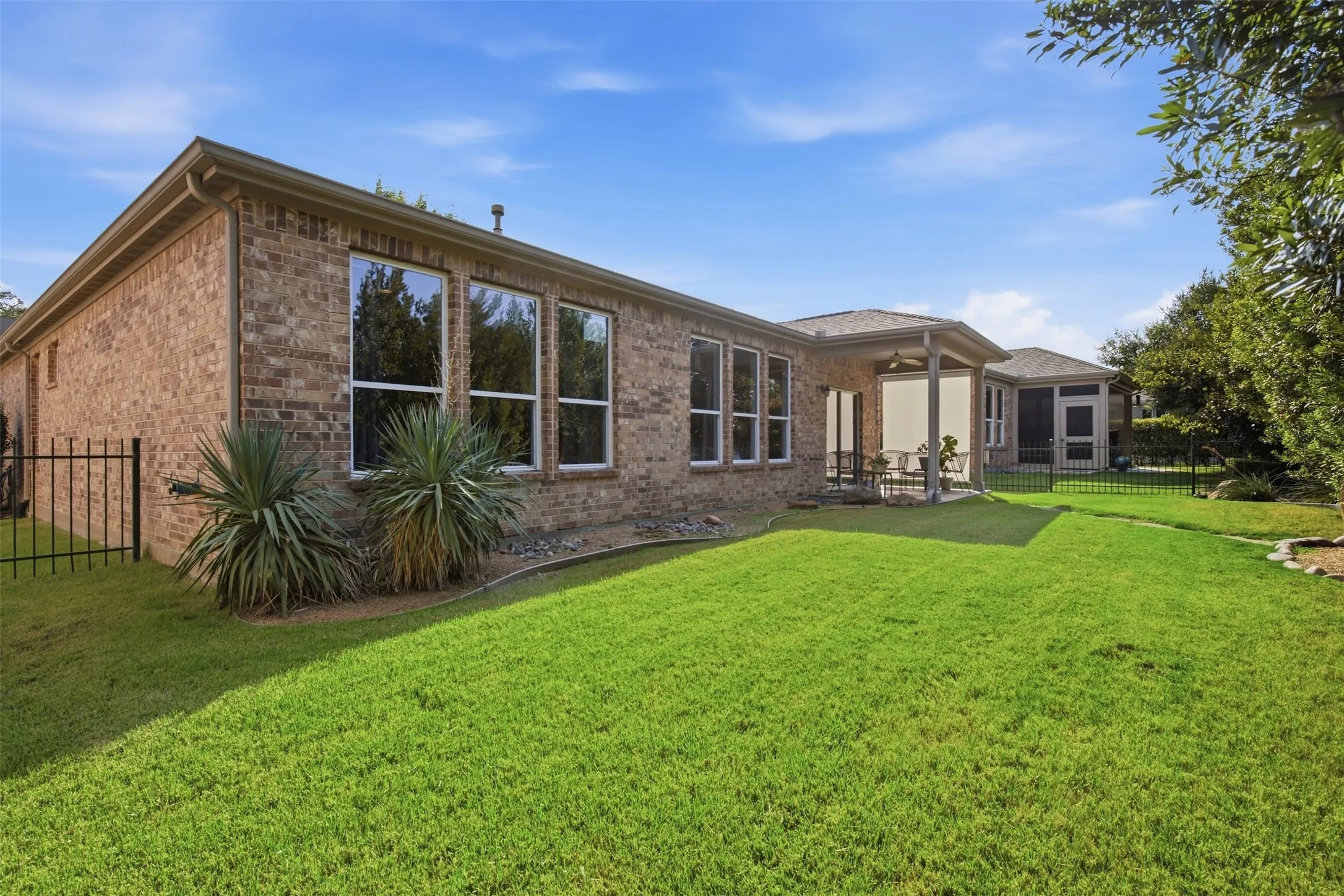 Single Family Residence For Sale in Denton County , 960 Pasatiempo Drive, Frisco, Texas 75036, 3 Bedroom, 2 Bathroom, 2 Garage spaces, 1,614 Sqft, built in 2008, mls#21397457, Real Estate Agent in Frisco, Homes For Sale in Denton county, Homes For Sale in Frisco, Realtor in Frisco Texas, Real Estate Brokerage Independent Realty Texas, Luminita Cordes Realtor