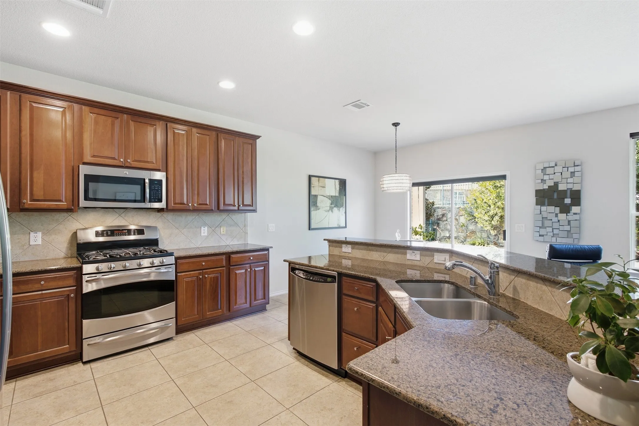 Single Family Residence For Sale in Denton County , 960 Pasatiempo Drive, Frisco, Texas 75036, 3 Bedroom, 2 Bathroom, 2 Garage spaces, 1,614 Sqft, built in 2008, mls#21397457, Real Estate Agent in Frisco, Homes For Sale in Denton county, Homes For Sale in Frisco, Realtor in Frisco Texas, Real Estate Brokerage Independent Realty Texas, Luminita Cordes Realtor