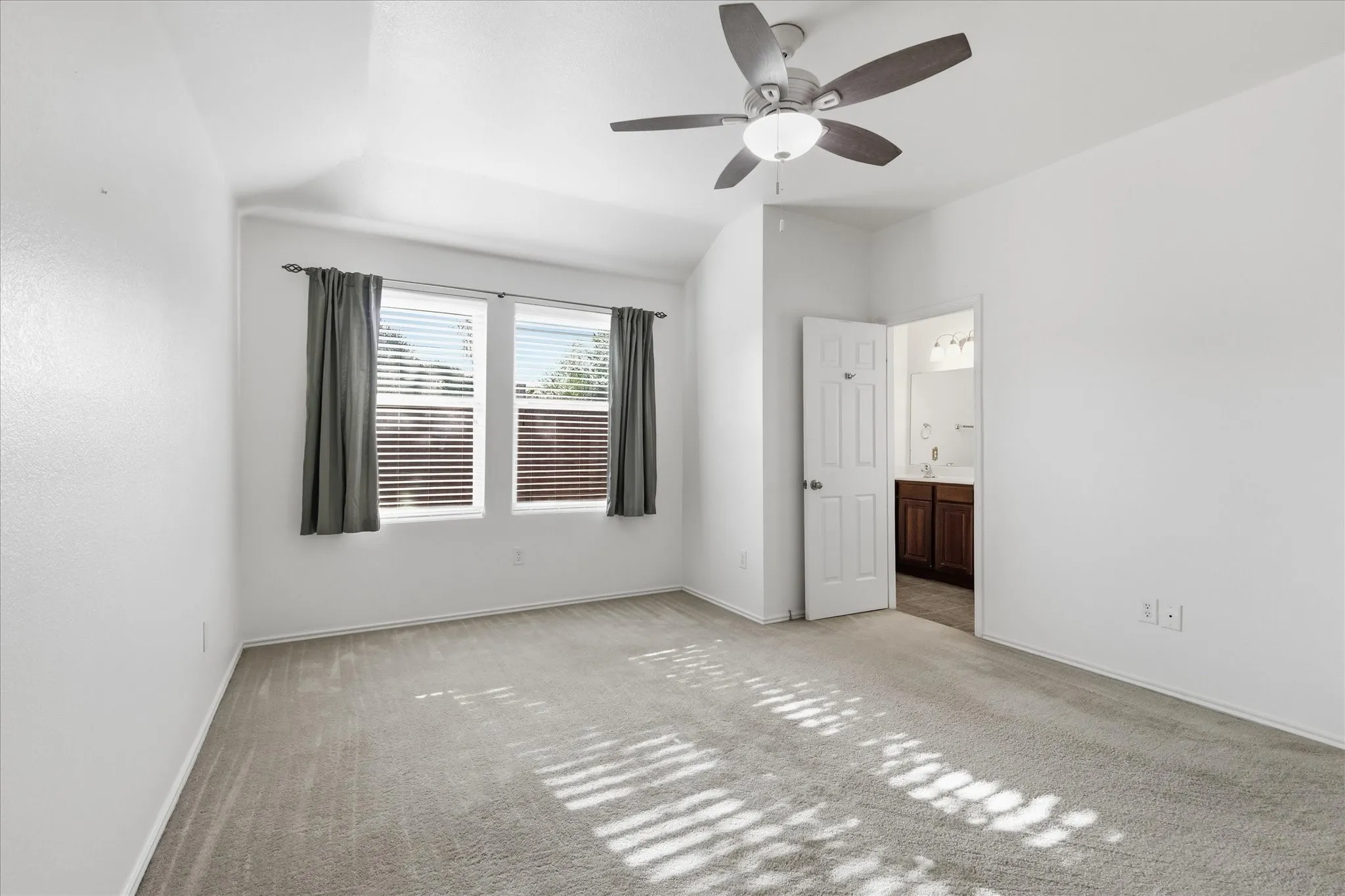 Single Family Residence For Rent in Denton County , 4709 Redbud Drive, Denton, Texas 76208, 4 Bedroom, 2 Bathroom, 2 Garage spaces, 1,738 Sqft, built in 2008, mls#21393856, Real Estate Agent in Denton, Homes For Rent in Denton county, Homes For Rent in Denton, Realtor in Denton Texas, Real Estate Brokerage Independent Realty Texas, Luminita Cordes Realtor