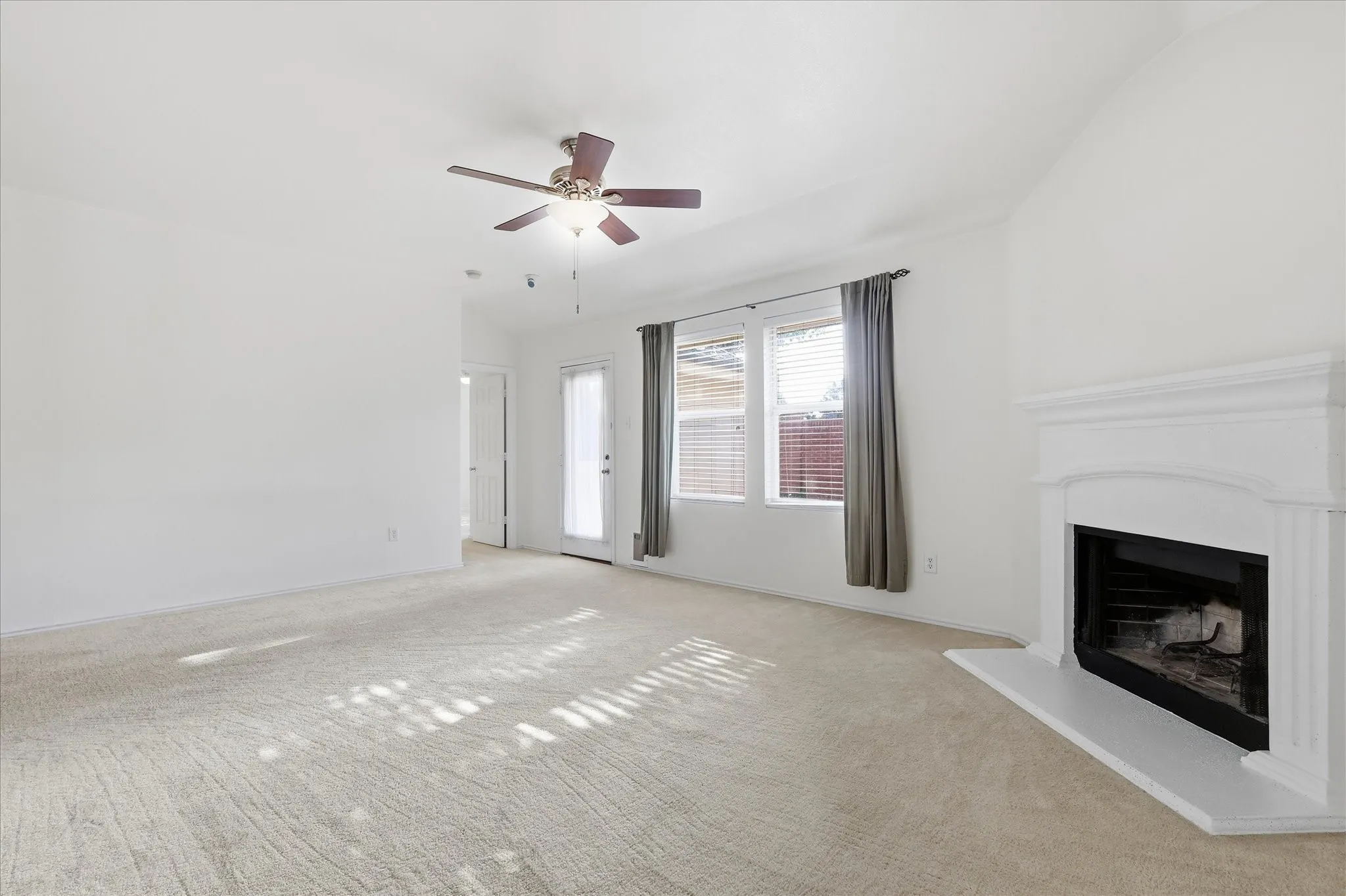 Single Family Residence For Rent in Denton County , 4709 Redbud Drive, Denton, Texas 76208, 4 Bedroom, 2 Bathroom, 2 Garage spaces, 1,738 Sqft, built in 2008, mls#21393856, Real Estate Agent in Denton, Homes For Rent in Denton county, Homes For Rent in Denton, Realtor in Denton Texas, Real Estate Brokerage Independent Realty Texas, Luminita Cordes Realtor